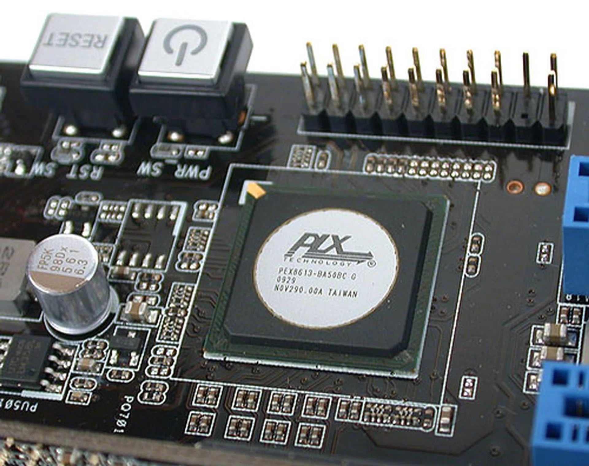 This PLX PEX8613 PCIe bridge chip is the 'magical' enabling chip that provides the full bandwidth for both the SATA 6Gbit/s Marvell controller and the NEC USB 3.0 chip by converting 4 PCIe 1.1 lanes to two dedicated PCIe 2.0 lanes for their use.