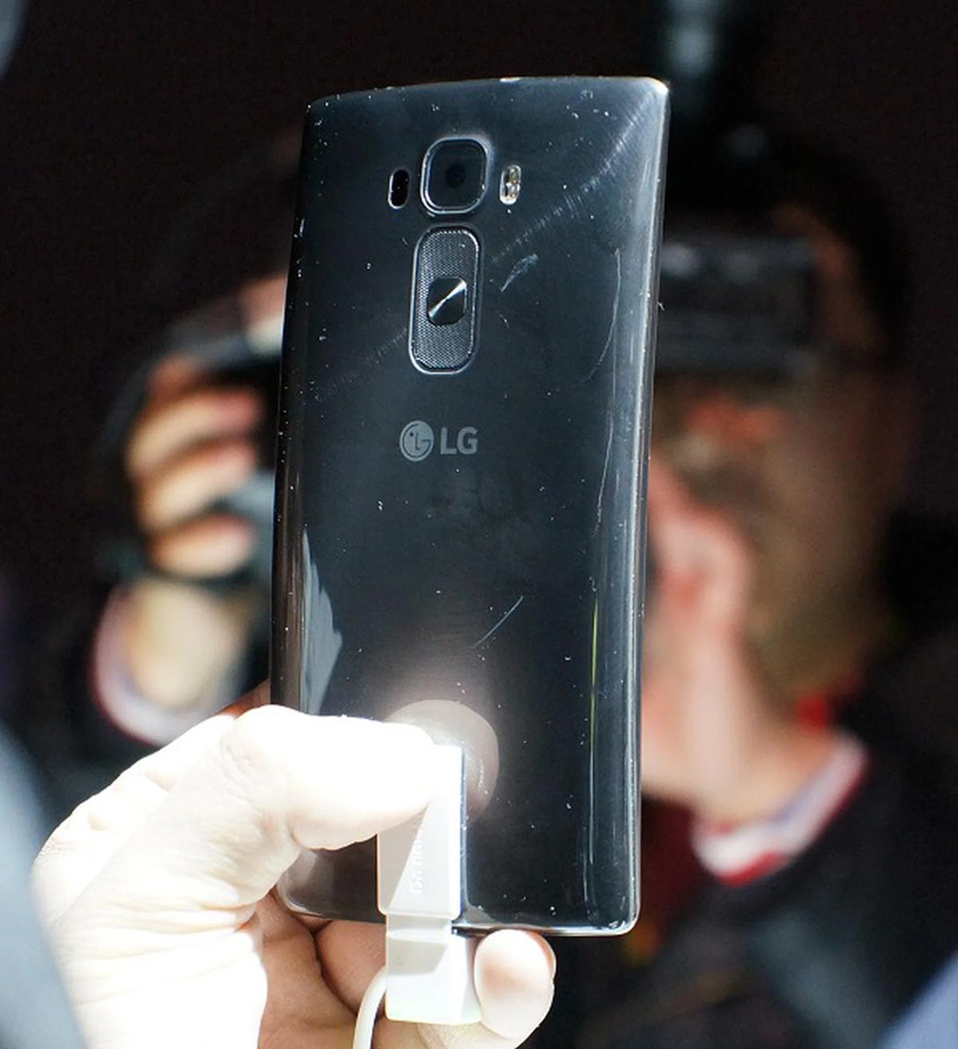 The back view of the silver edition of the G Flex 2 is similar to its predecessor, but it now has a metal spun look although the rear is still mostly polycarbonate. However, unique to LG is the specific  material and lacquer finish used to give the phone self-healing properties. Note that its self-healing back has also improved in terms of speed of recovery.