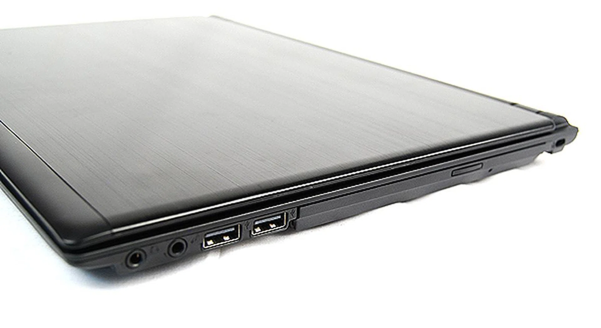 The notebook itself is somewhat compact and light, just around 20mm thick and 1.75kg heavy - acceptable for a 15-inch multimedia machine.