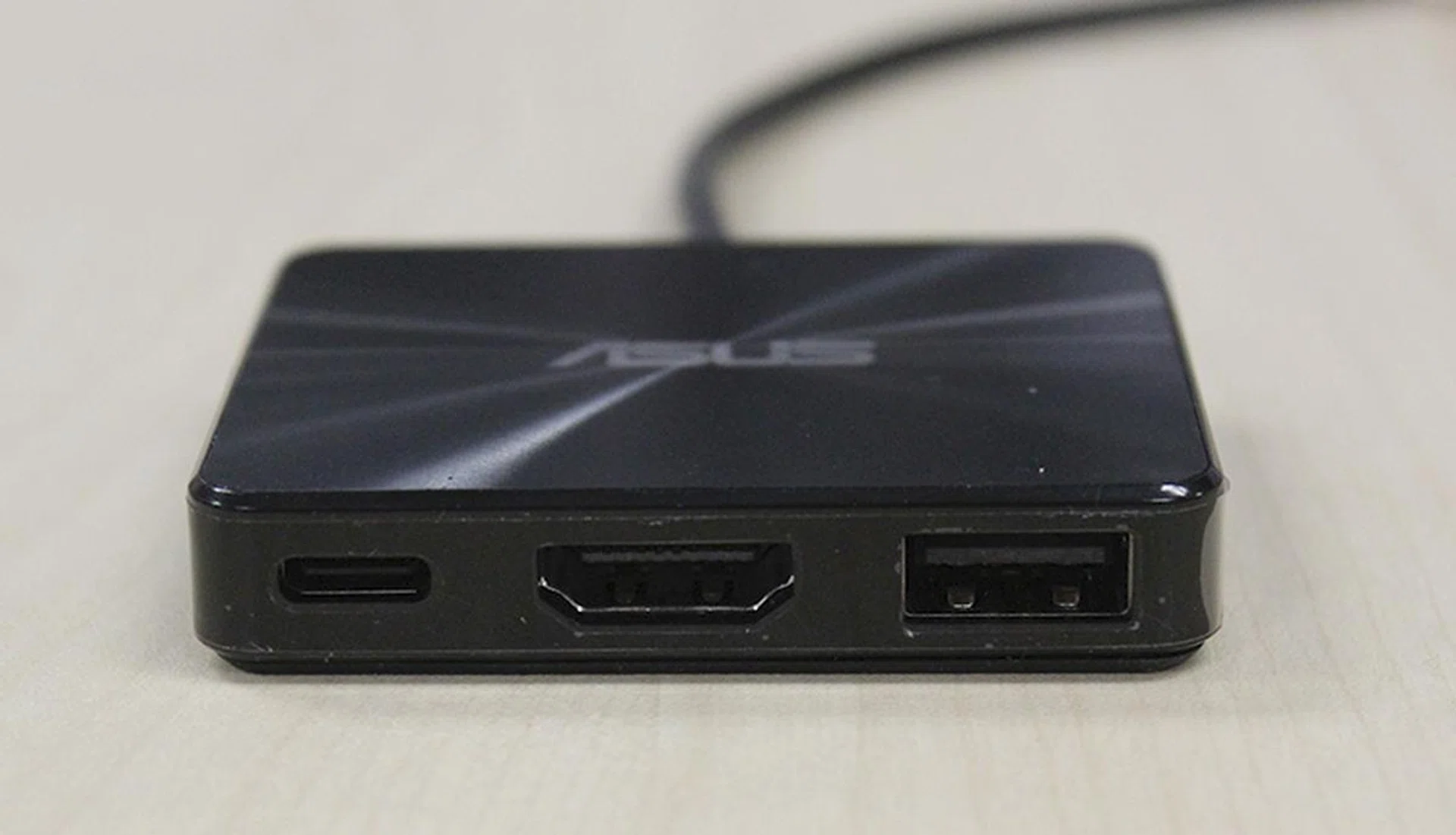 To help users get used to using the ASUSPRO B9440, the notebook comes with a Mini Dock, which is a USB Type-C expansion port that offers a USB Type-A port, a full-size HDMI port, and a USB Type-C port.