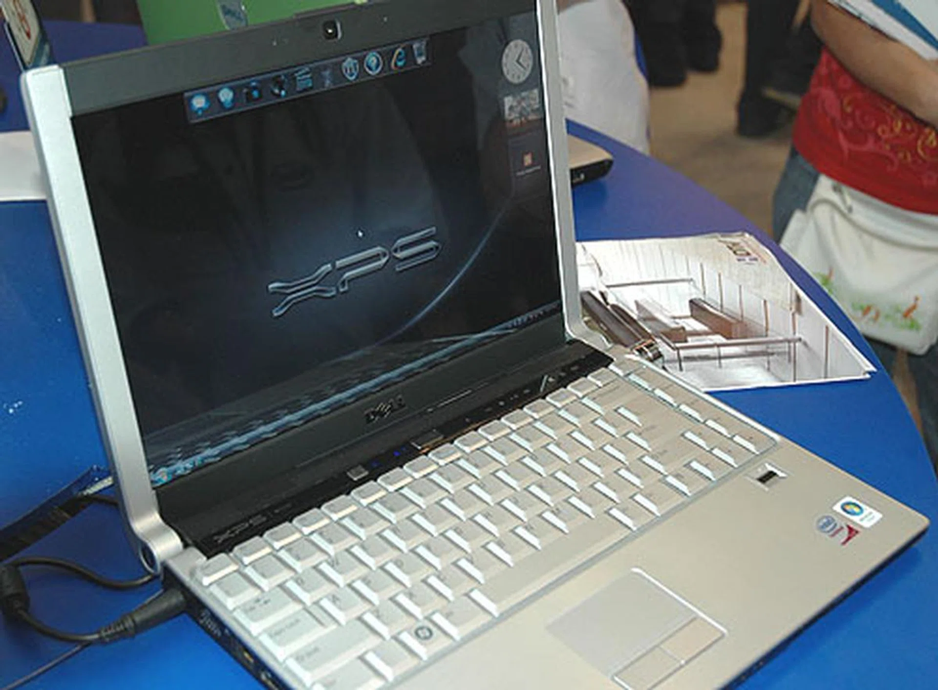  Stylish and competent, Dell's XPS series includes this M1330, which now comes with Intel's integrated graphics instead of an NVIDIA GeForce Go GPU. The other specifications remain similar to what we have seen before, like an Intel Core 2 Duo and 2GB of DDR2 RAM. For that, you'll have to fork out from S$1,799 to S$1,899, depending on your choice of processor.  