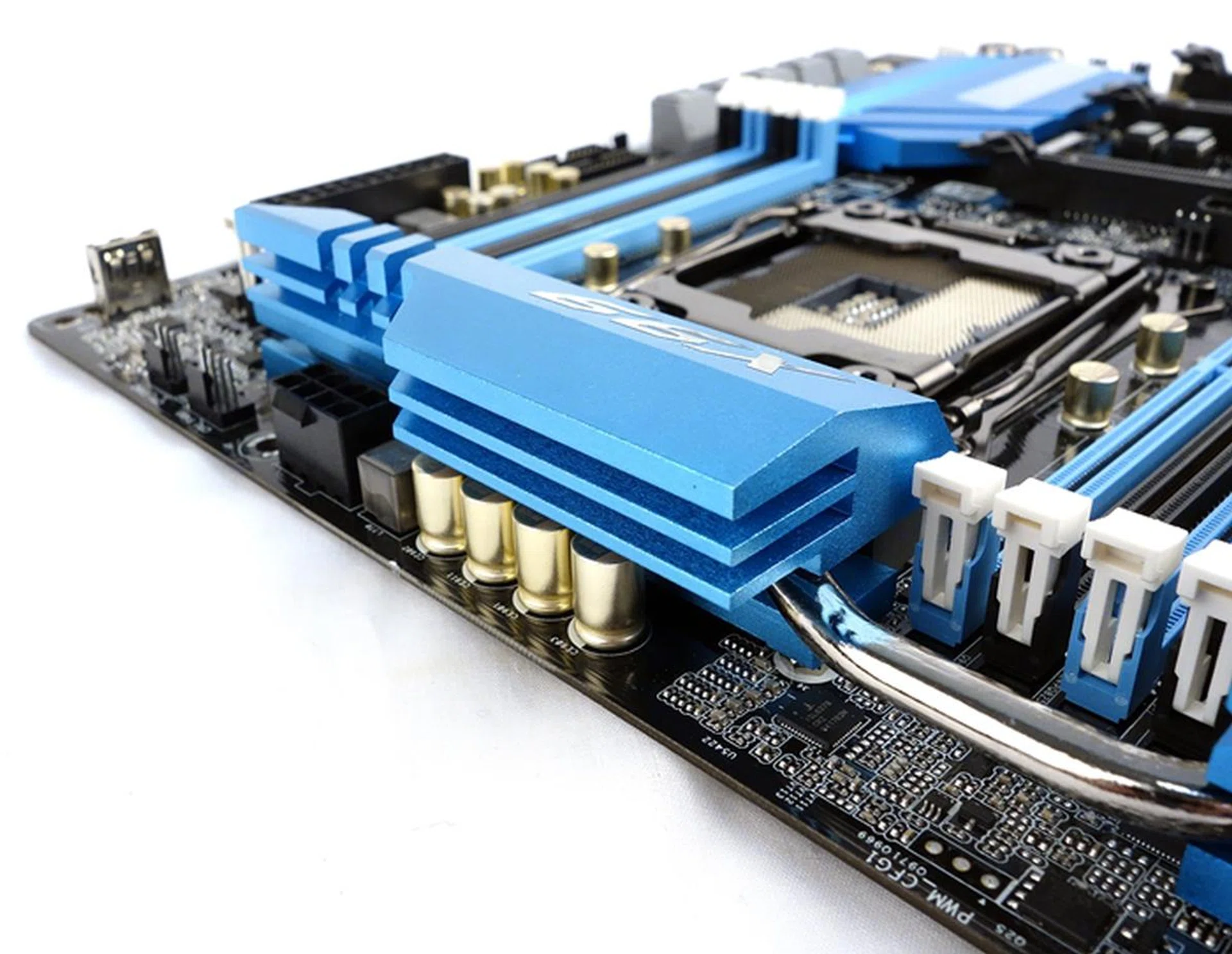 Seen here is the heatpipe that links up the two "XXL" aluminum alloy heatsinks in the vicinity of the LGA2011-v3 CPU socket.