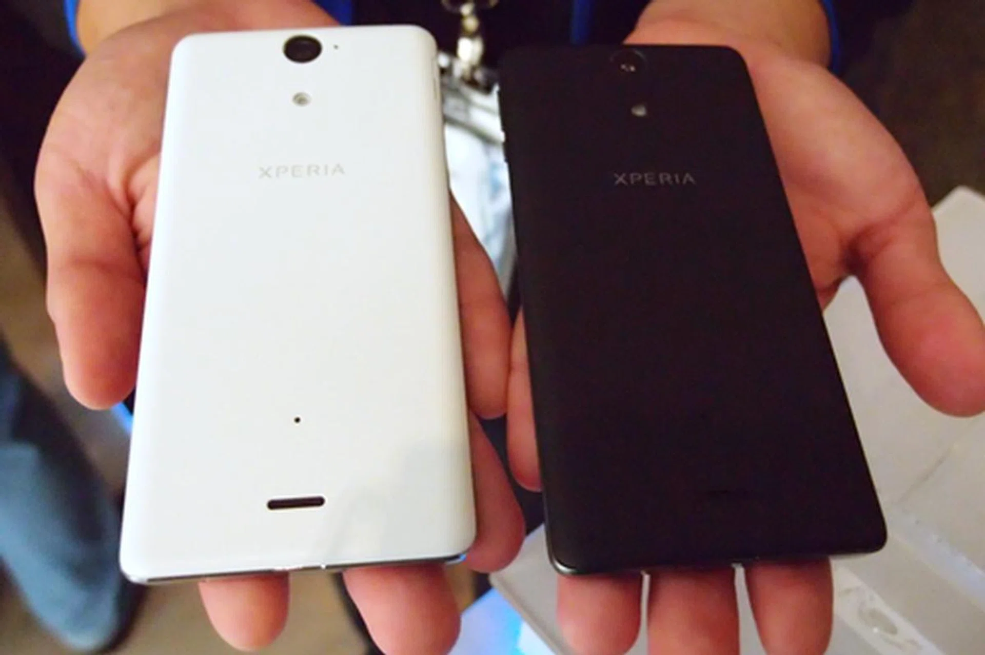 Both color options = come with matte covers that make it less prone to slips and most importantly, fingerprints.