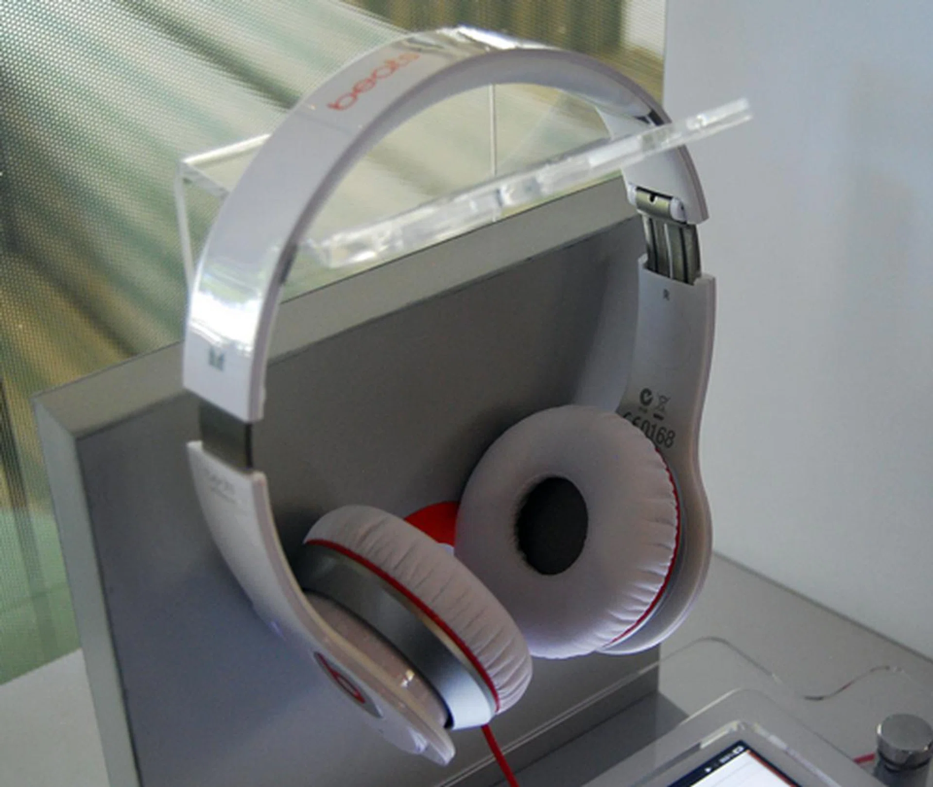 The Beats Wireless, as the name suggests, brings wireless connectivity via Bluetooth to the Monster range of headphones.