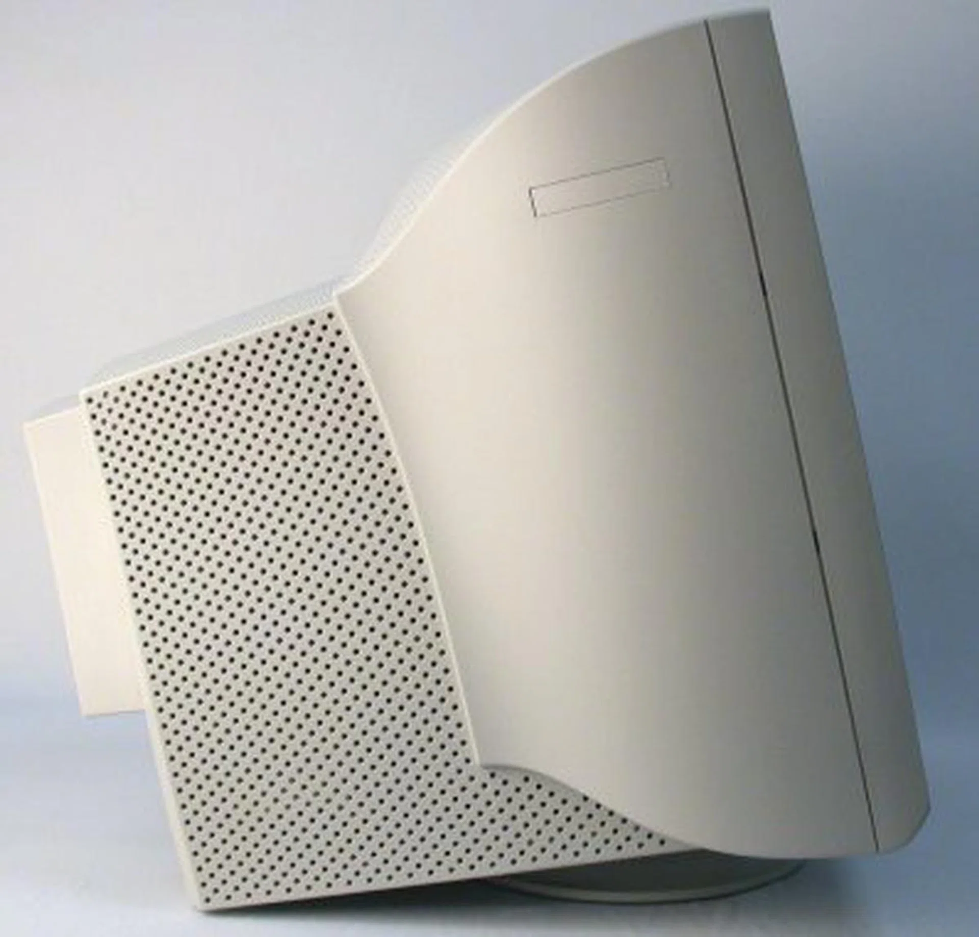  The 22-inch Philips Brilliance 202P4 CRT Monitor was a giant compared to its 15-inch LCD cousins and weighed in at a back breaking 29kg.  