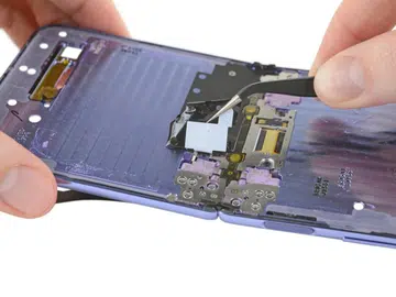 iFixit did a teardown of the Samsung Galaxy Z Flip. <br>Image source: iFixit.