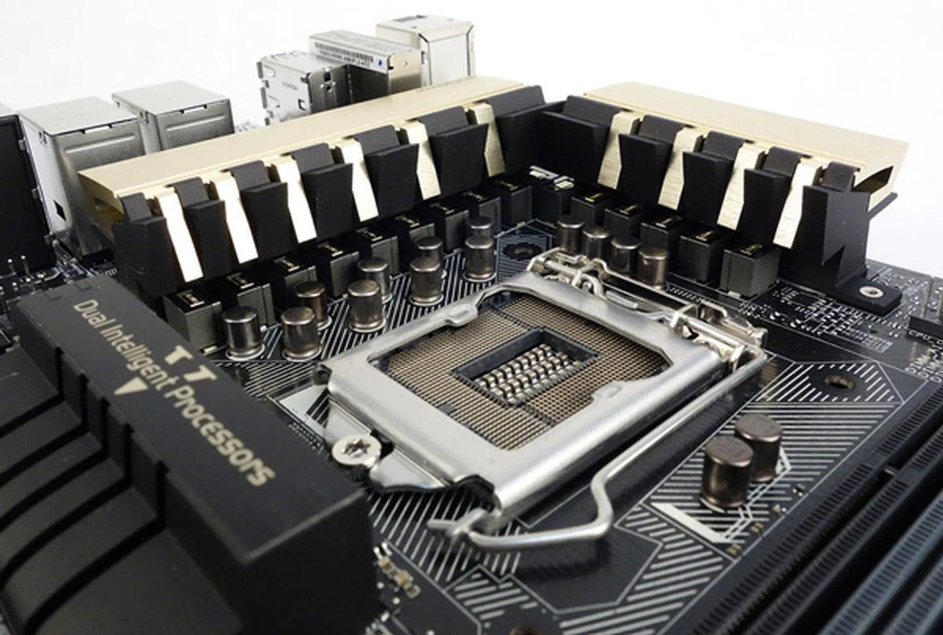 From this angle, we can see the BlackWing chokes tucked under the heatsinks, while the 10K black metallic capacitors line the front of the chokes.