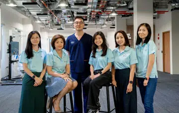 Dr Alexander Yip and the three DHGs and Research Fellow Elya and
Project Manager Carmen. Photo: Alexandra Hospital