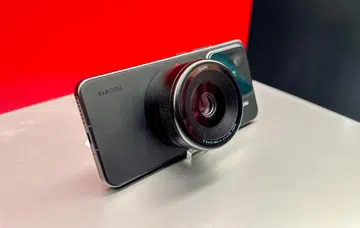 A camera lens that attaches magnetically to the back. Photo: HWZ.