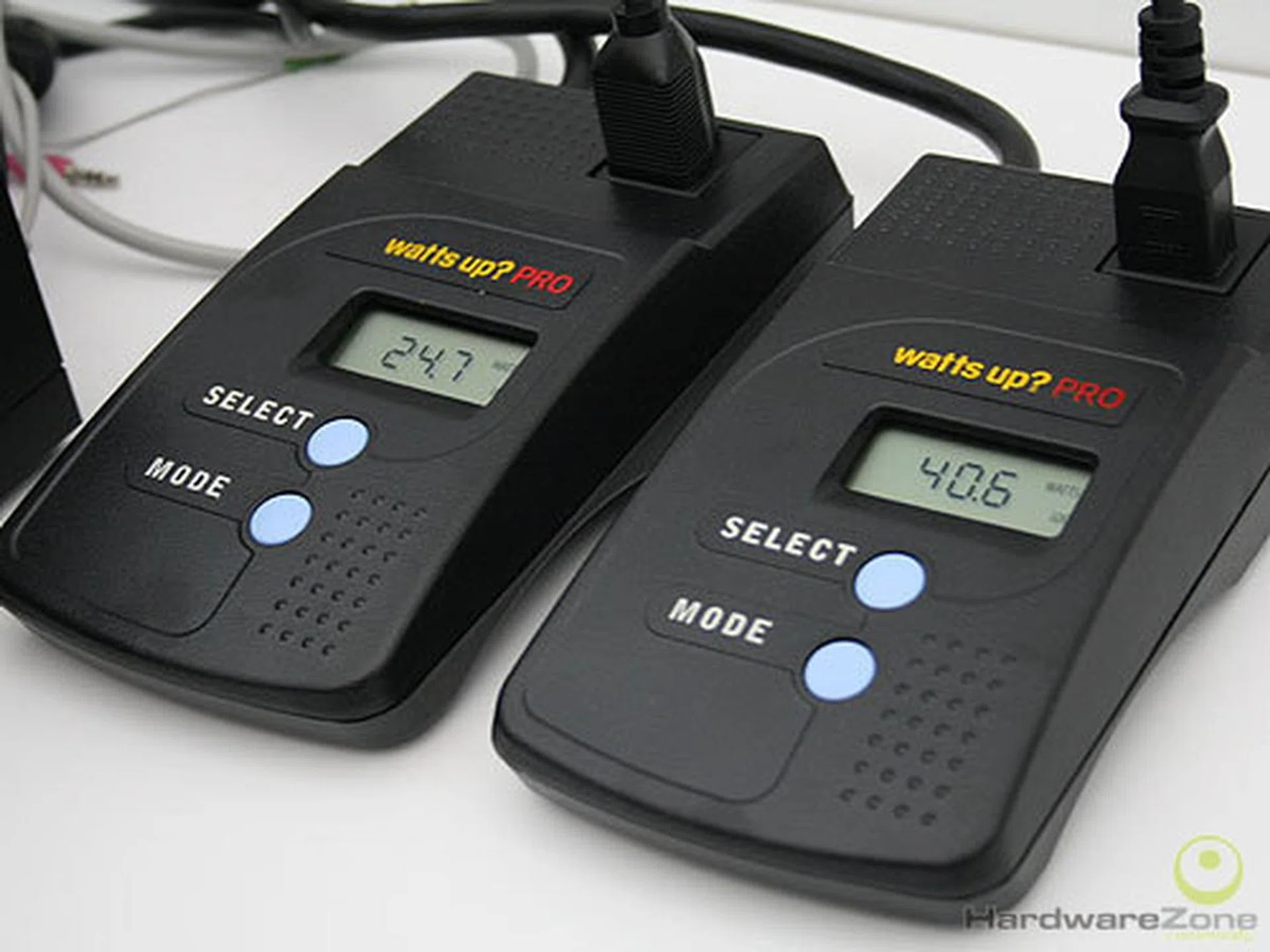 At idle, the Clarkdale system only draw about 25W of power as compared to the LCD monitor which draws about 40W.