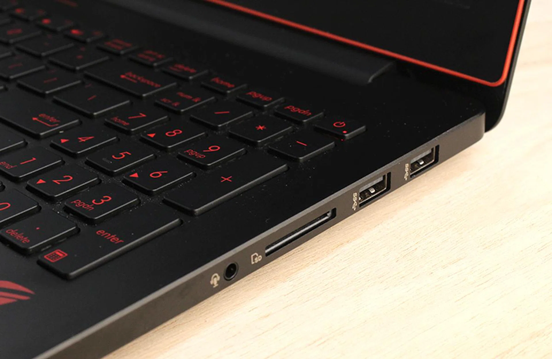 On the right side of the ROG G501 are another two USB 3.0 ports, an SD card reader slot, and the 3.5mm audio combo jack.
