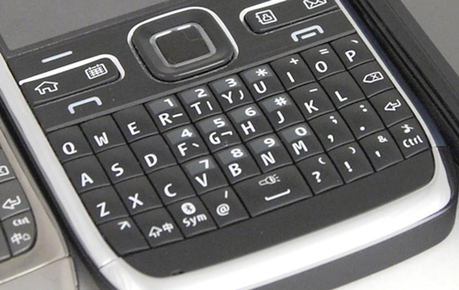 The E72's QWERTY keyboard is still as good; in fact, even better with a more uniform layout. What the Finnish company did right with the E71, they did it better with the E72.