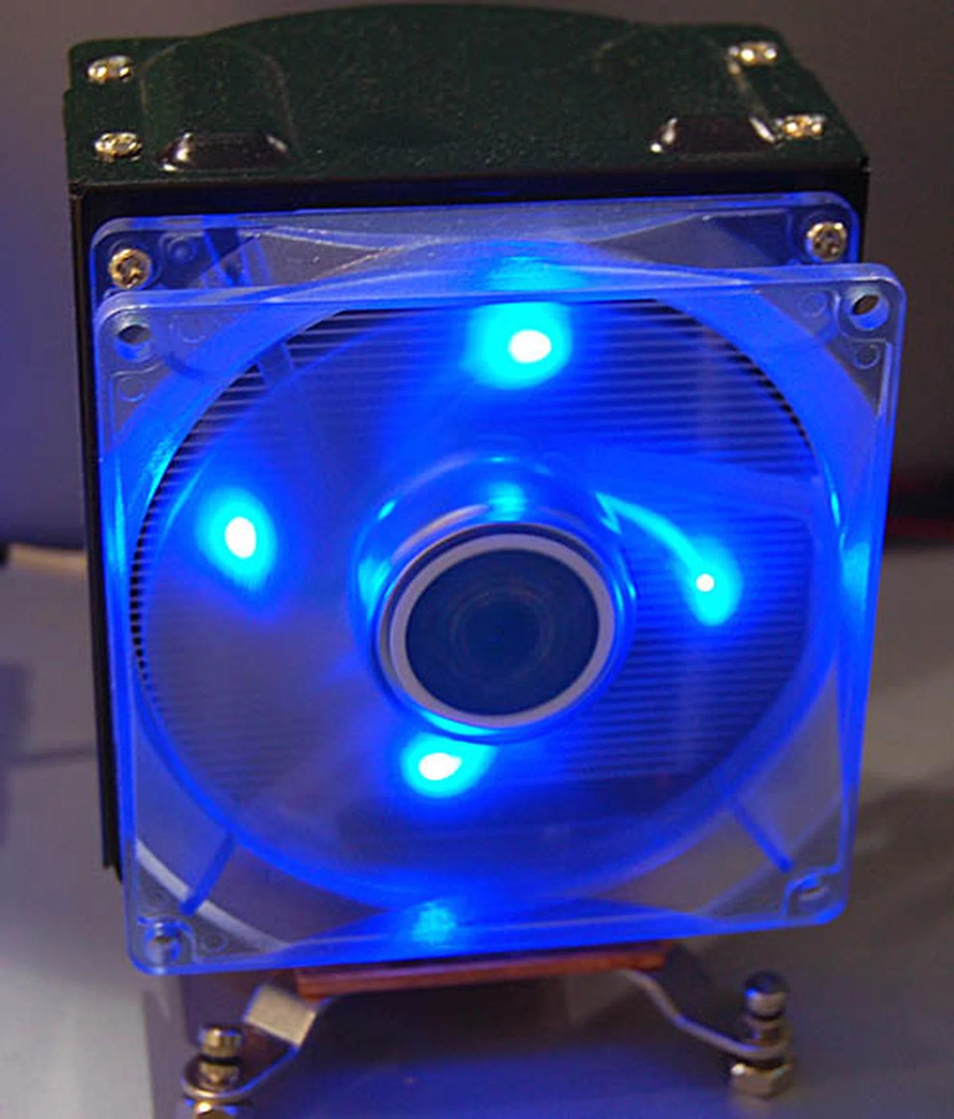  Suited for LGA775 processors up to an overclocked Prescott 4.0GHz, this 92mm CPU cooler spins at 2500RPM and is rated at 26dBA.  