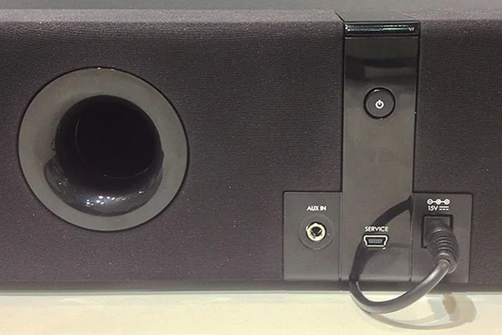 Here's the back view of the D5xm. It doesn't have an iPhone/iPod dock by the way.