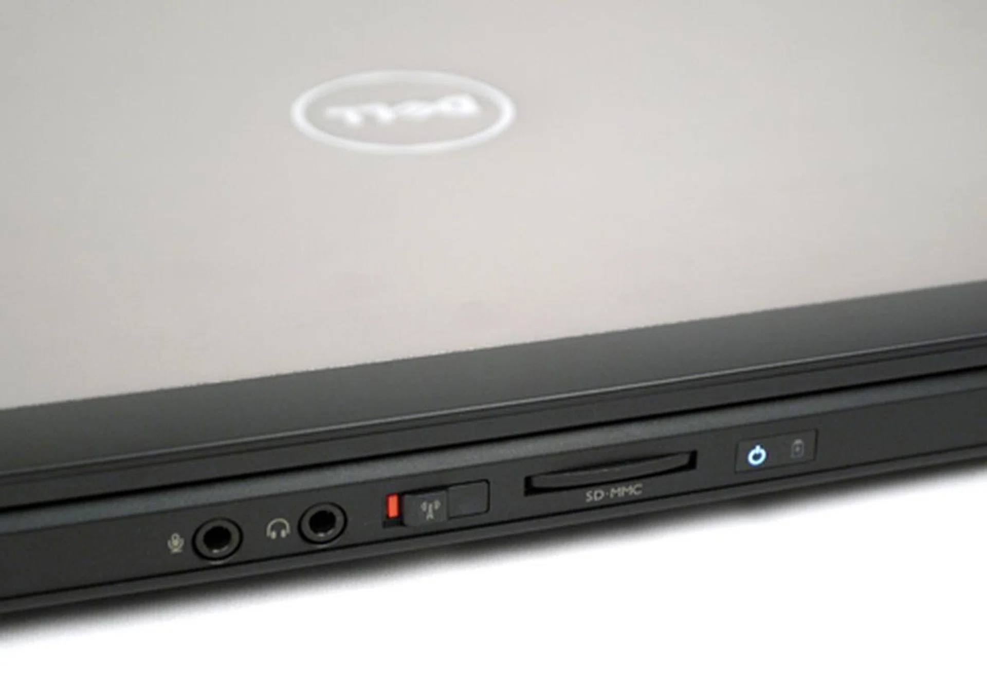 Some manufacturers don't have the habit of placing switches or ports on the front lip. Dell, on the other hand, has placed a WiFi slider along with a multi-format card reader for easy access. As a nice afterthought, the battery's charging status can be easily read as well without having to open the notebook's lid.