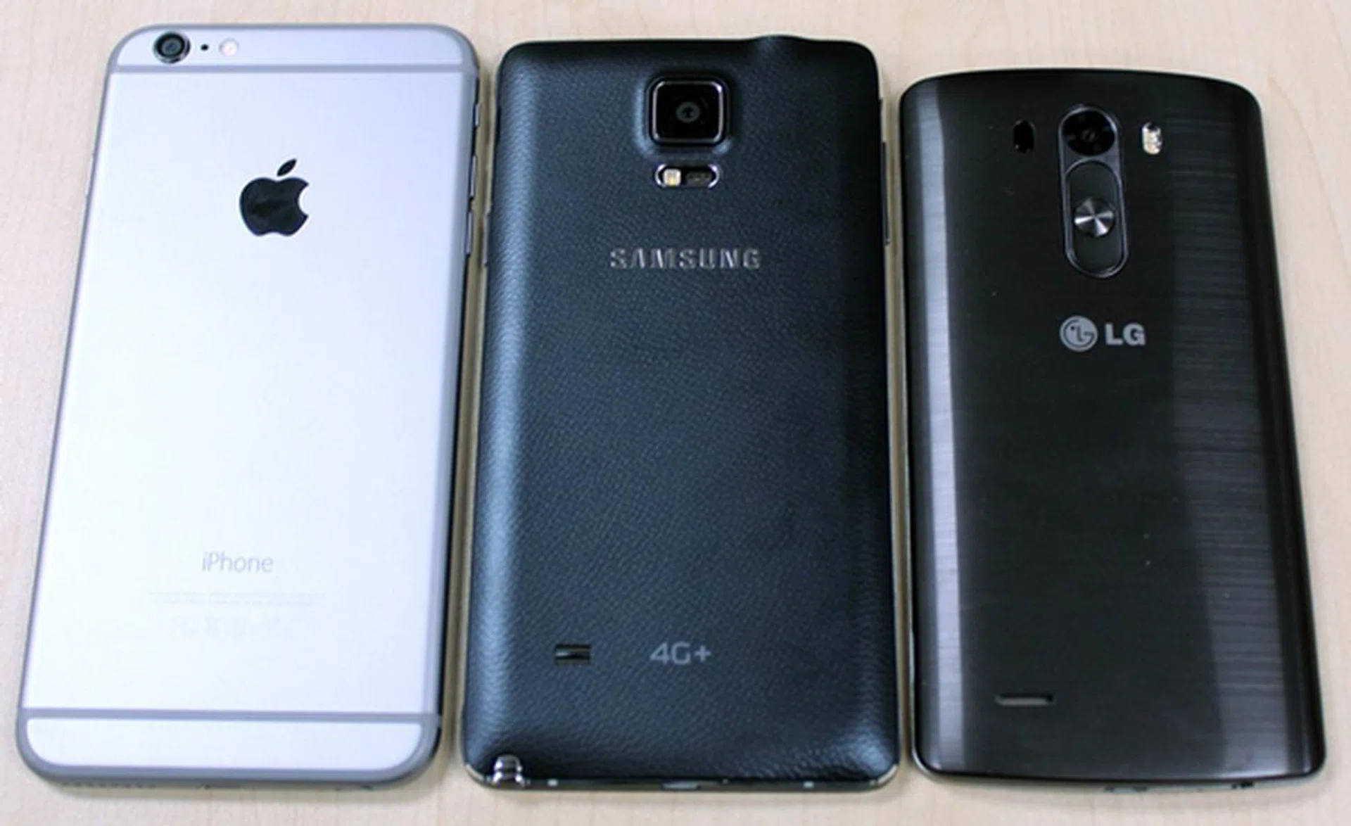 The rear view of the phablets. <br>From left to right: Apple iPhone 6 Plus, Samsung Galaxy Note 4 and the LG G3.