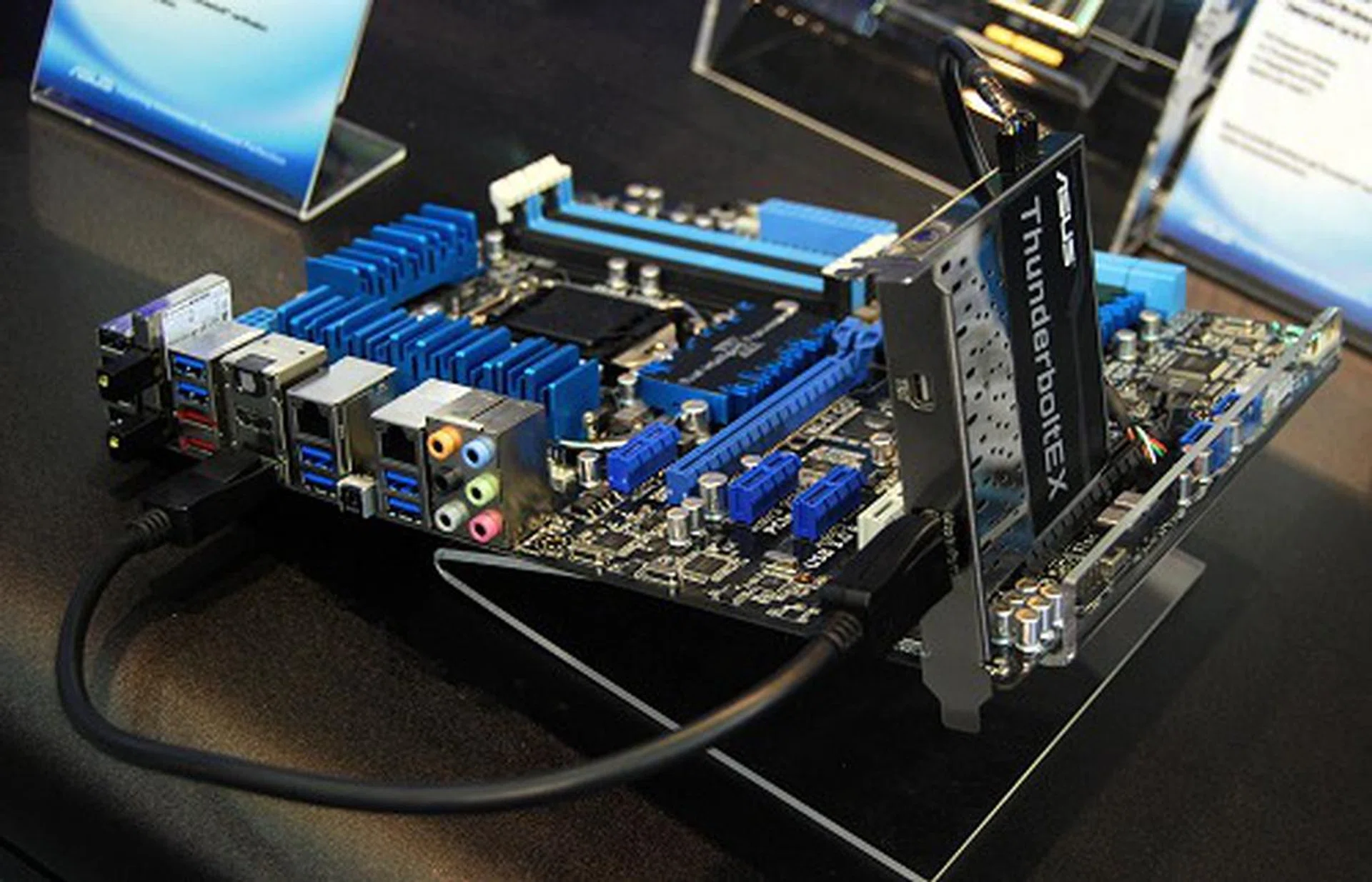 Shown here is the provided DisplayPort cable that hooks up both the Thunderbolt expansion card and the motherboard’s display output. This allows video data to be handled on the Thunderbolt interface such as adding other Thunderbolt capable monitors.