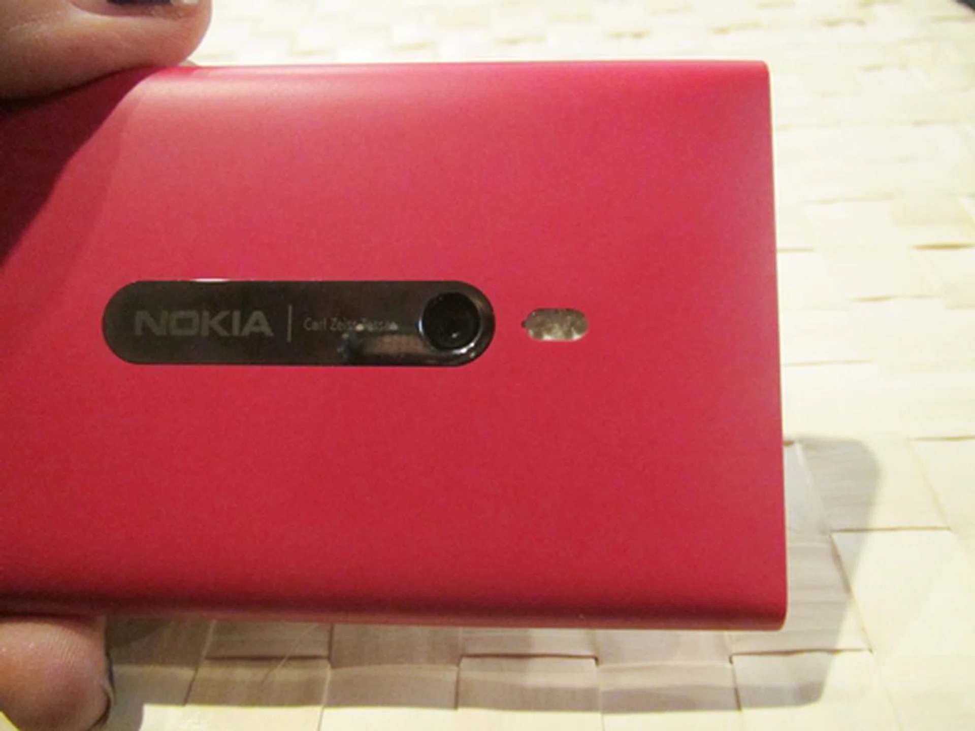 The Lumia 800, like the N9, comes equipped with a 8-megapixel camera that comes with auto-focus capabilities, LED flash and Carl Zeiss lens.