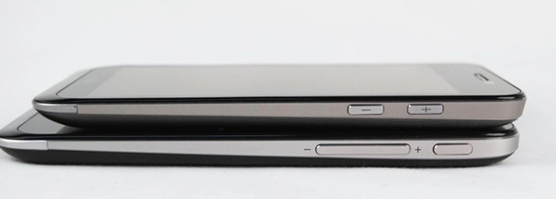ASUS shifts the Power button to the right side of the PadFone 2 (bottom), and joins the volume controls which are integrated as one button.