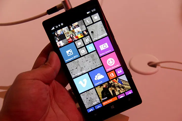 Blacks look darker on the Lumia 930 thanks its AMOLED screen.