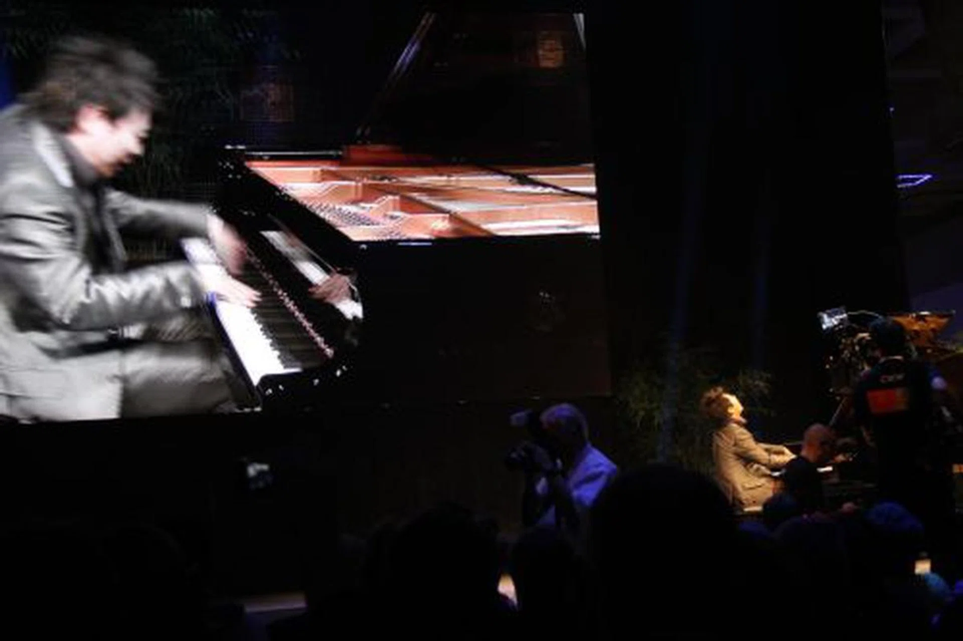 Maestro Lang Lang was invited to perform at the Sony press conference. The entire press conference was broadcast in Full HD on the big screen. This included an appearance by CEO of Sony, Sir Howard Stringer himself, who was also game enough to come on stage and do his presentation live in Full HD and 3D for the audience.