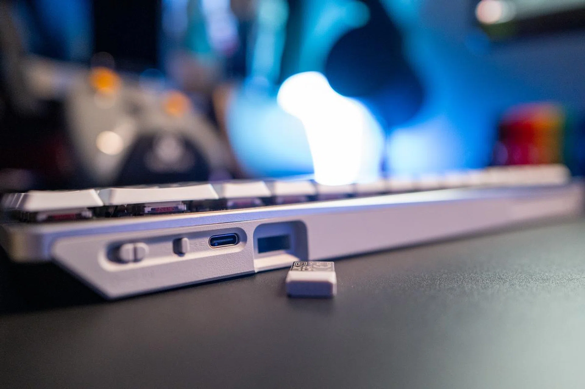 ROG's claims its SpeedNova wireless technology offers up to 430 plus hours of use. We have been using it for more than three week now and have yet to recharge it.