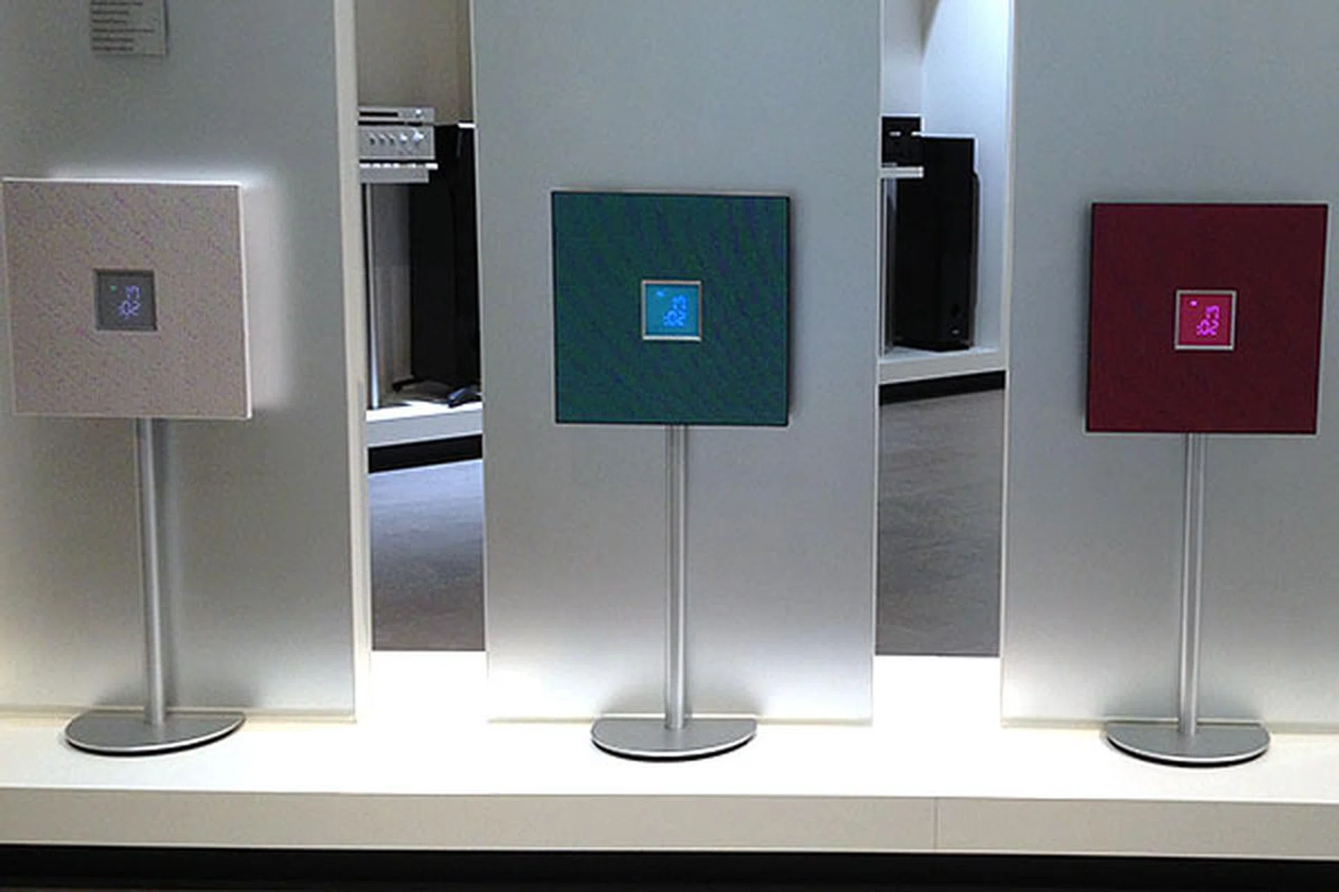 The Yamaha Restio ISX-B820 comes in three colors: white, emerald green, and magenta.