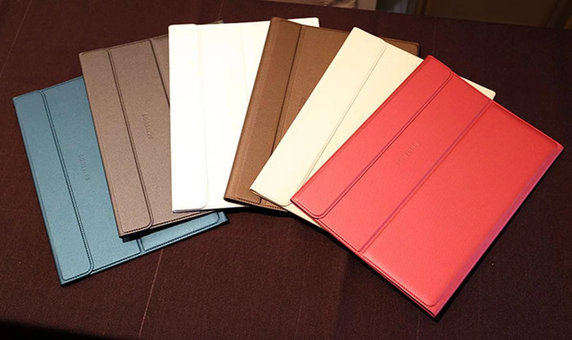 The Book Cover comes in six colors: white, titanium bronze, red, blue, black and ivory. 