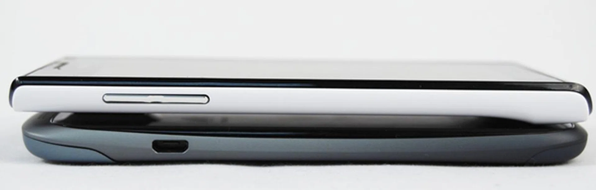 You can't really tell the difference in thickness between the Huawei Ascend P1 (top) and the HTC One S (bottom).