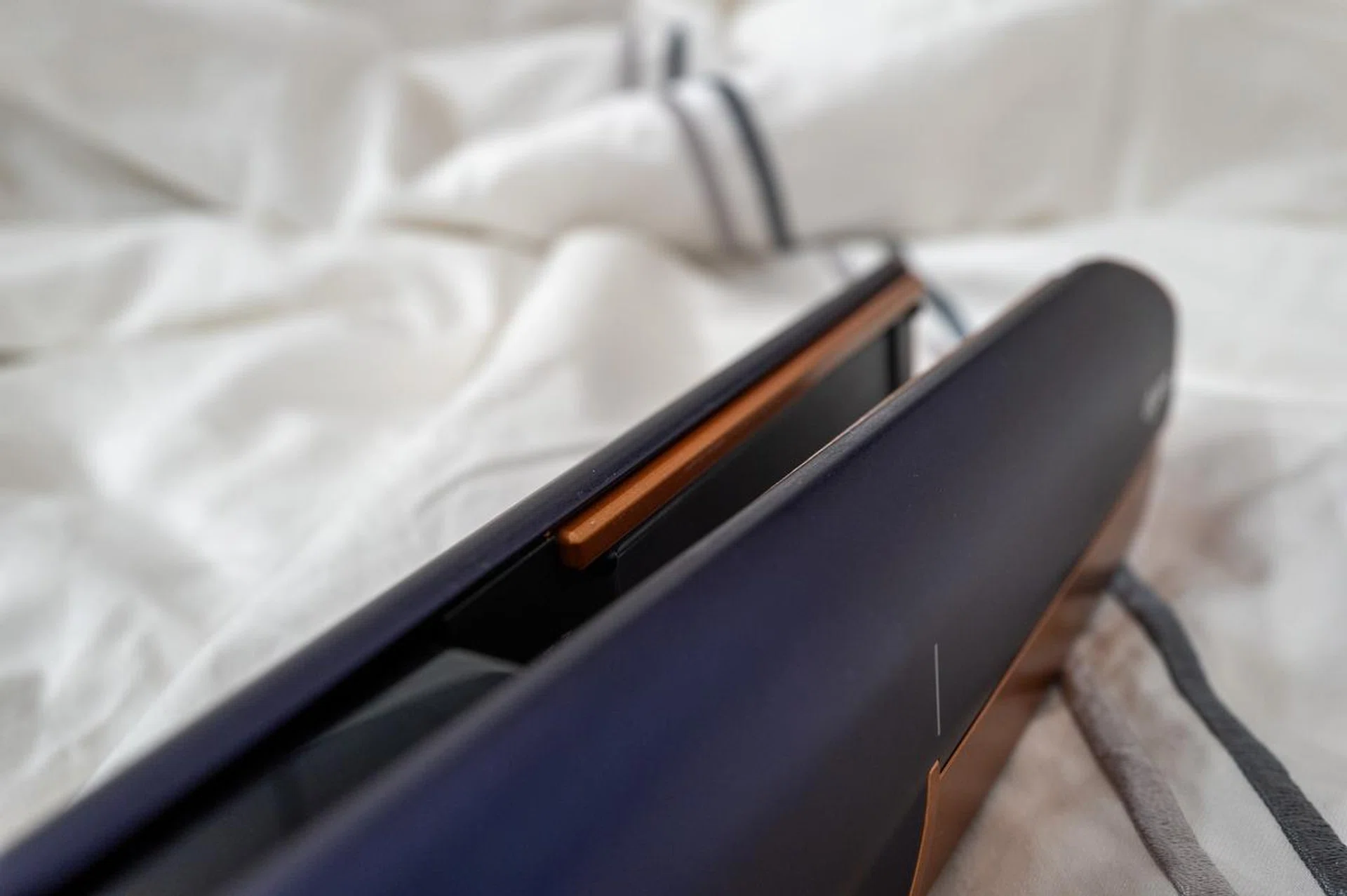 Built-in tension bars at the top minimises uncomfortable hair tugging.