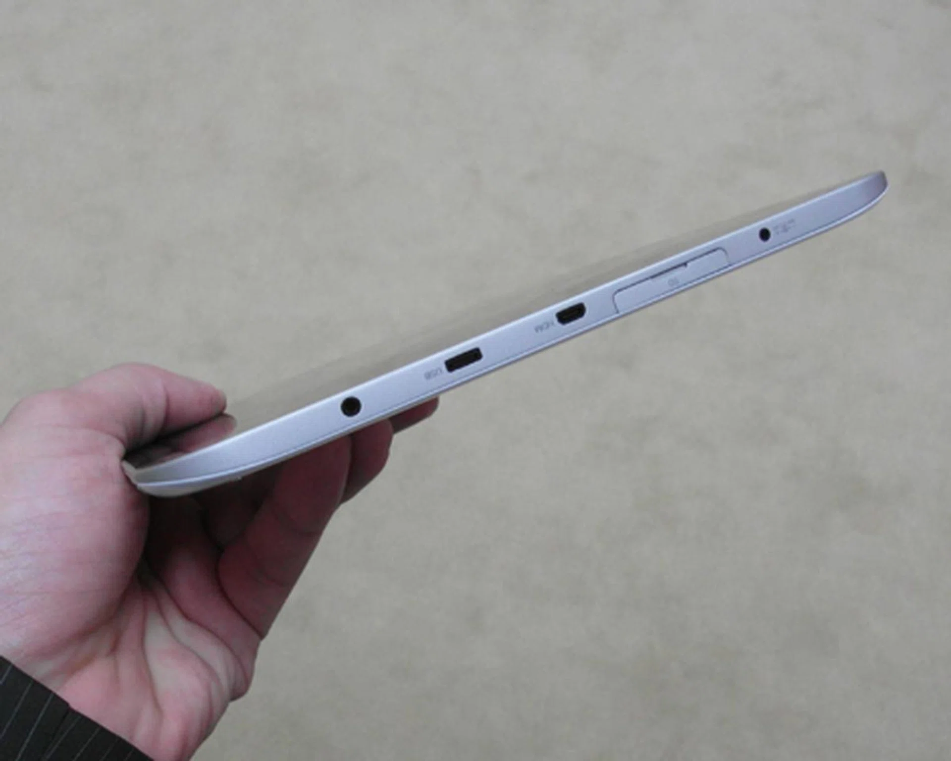 While the 10-inch display is standard across the board, the Jaguar3 platform can be as thin as 7.4mm, with a weight of 480g for its top-end specification.