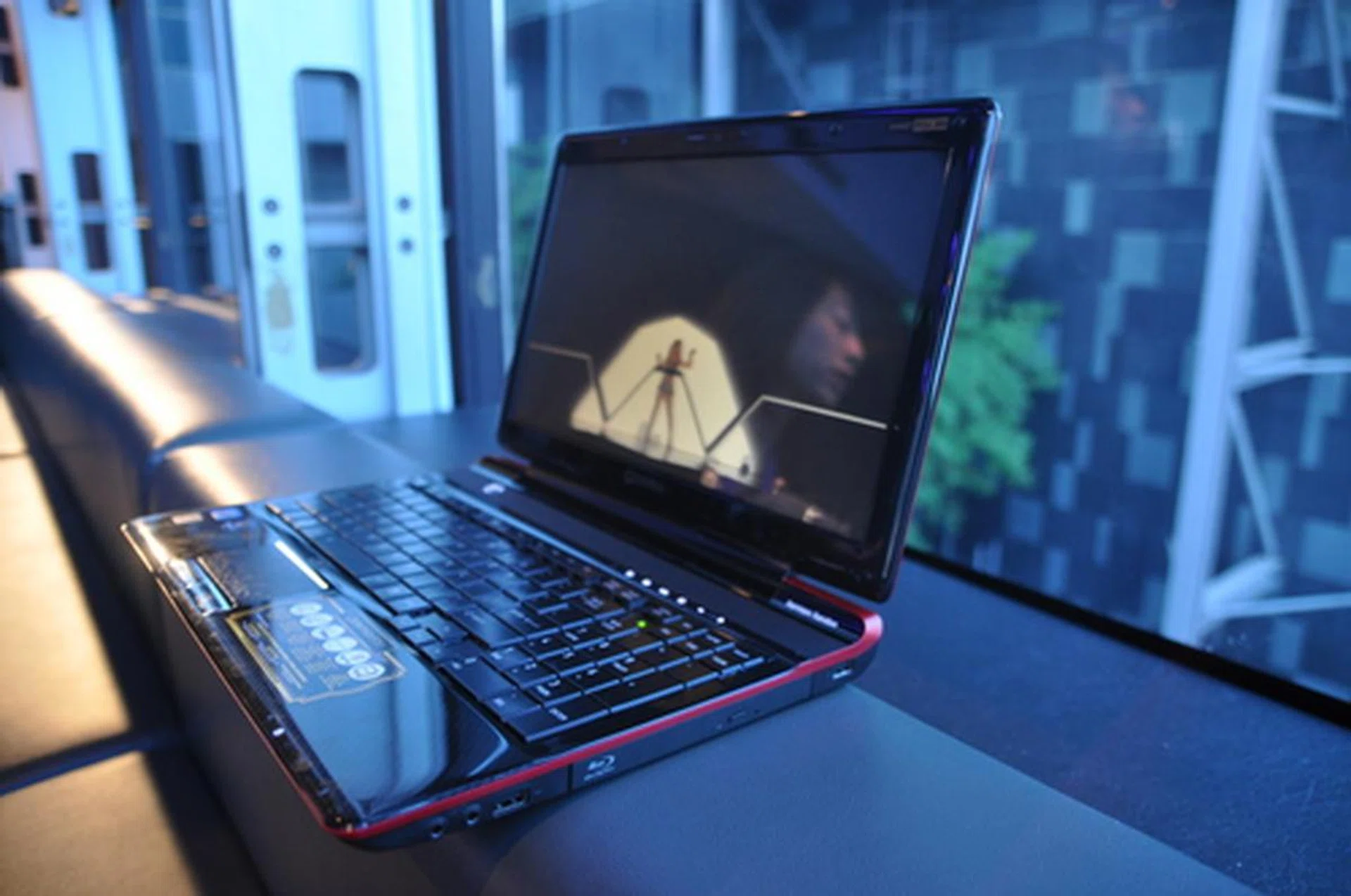 The Qosmio F750 is actually one of the better looking gaming notebooks we've seen. It looks even better than its older sibling, the X770.
