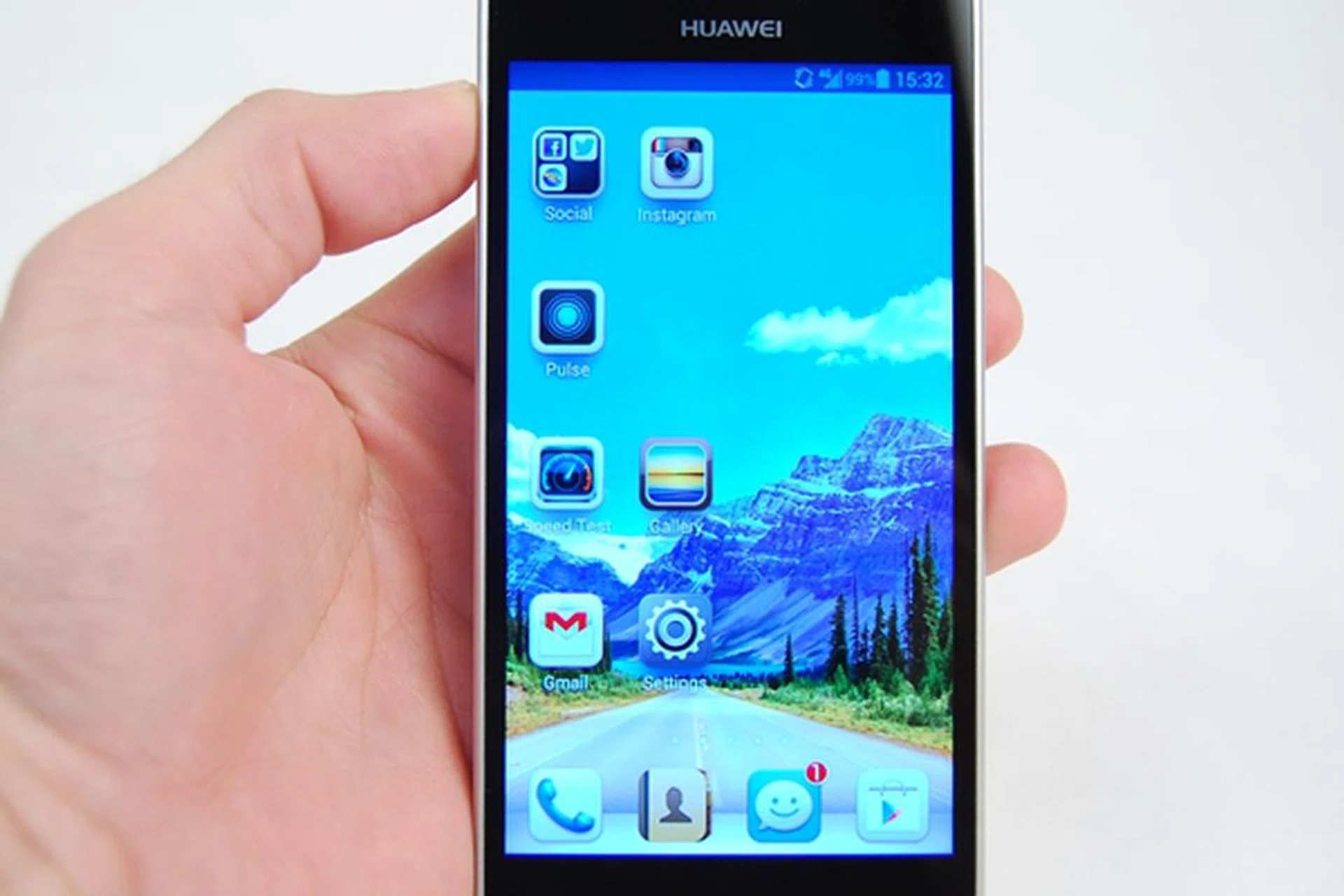 Aside from the larger display, the Huawei Ascend P2 follows a similar design language as its predecessor, the Ascend P1.