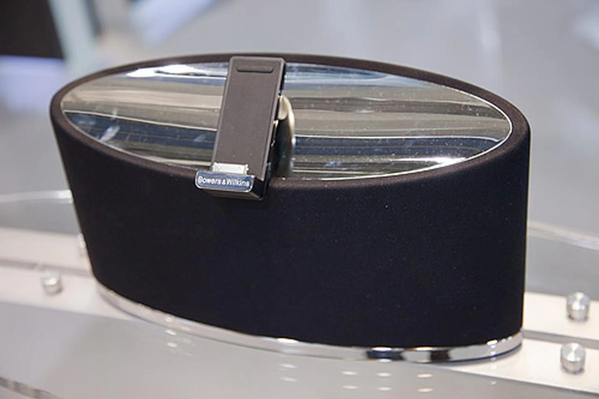 The new B&W Zeppelin Mini is a smaller and more compact docking station for the iPod.