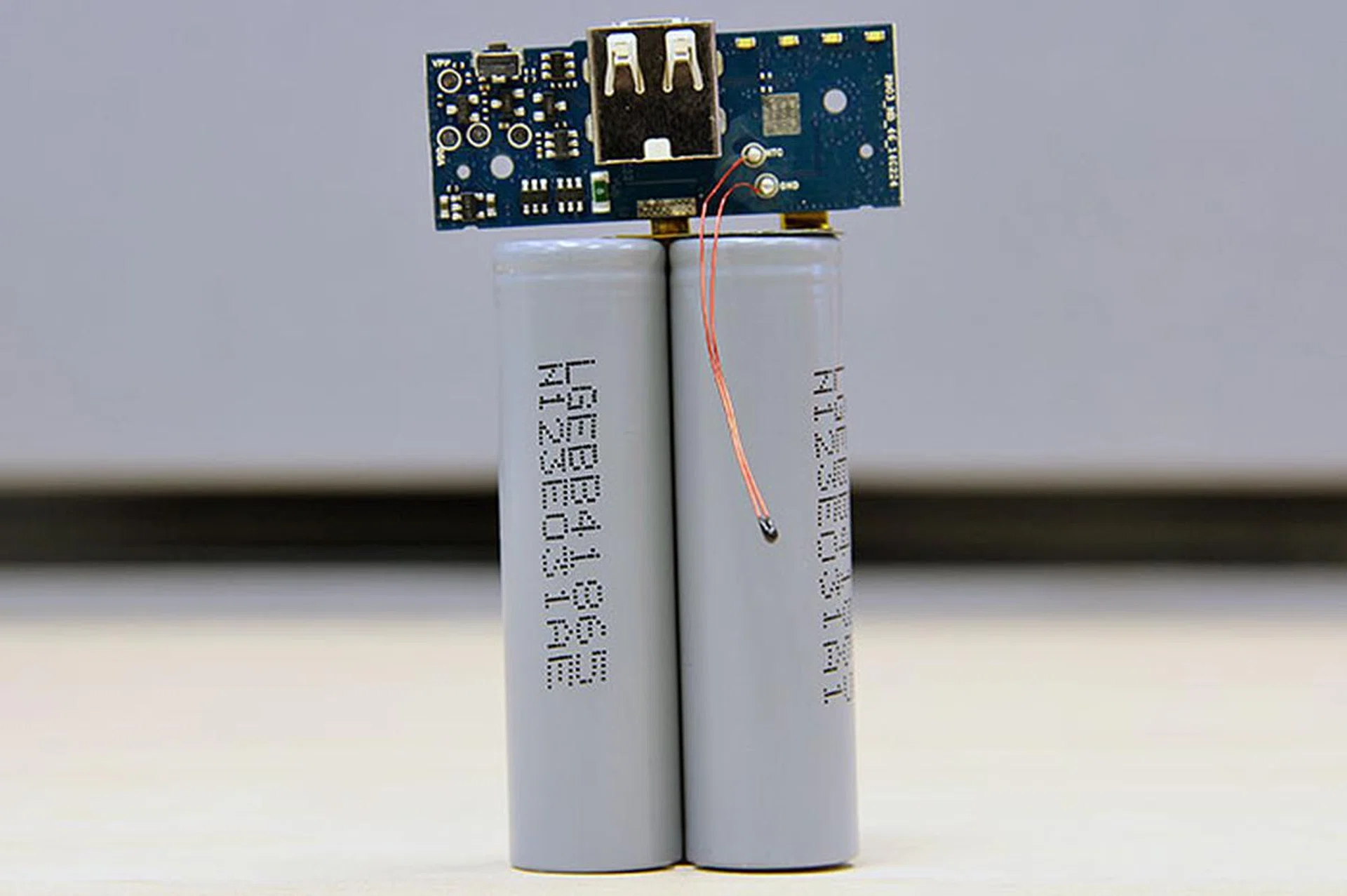 Oooh, what do we have here? That's two LG (LGEBB41865) battery cells, each 2,600mAh, for a total of 5,200mAh. And the red wires with a black blob at the end you see there? That's the temperature sensor.