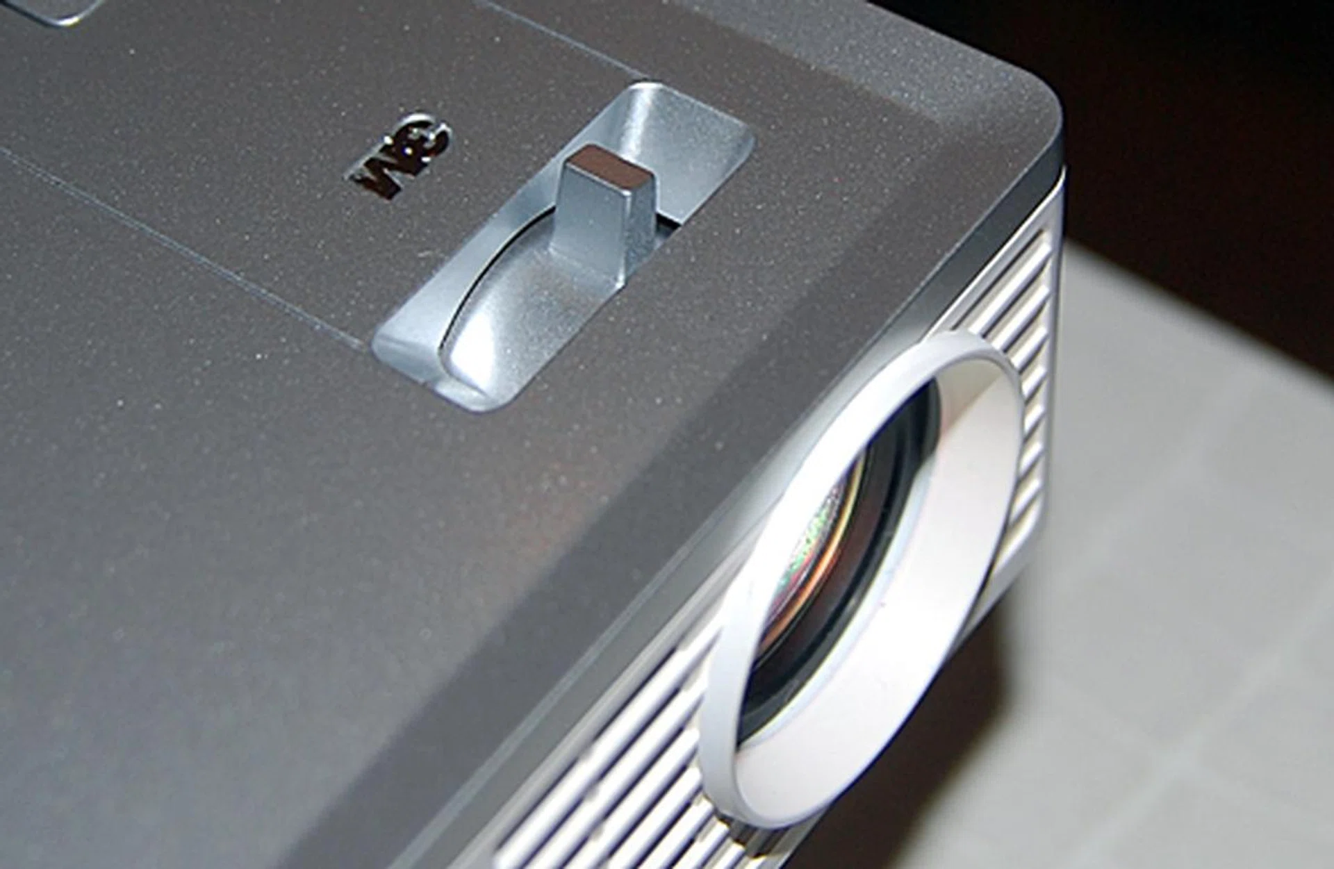 With the help of the focus ring behind the lamp, you can adjust the size of the image projected.