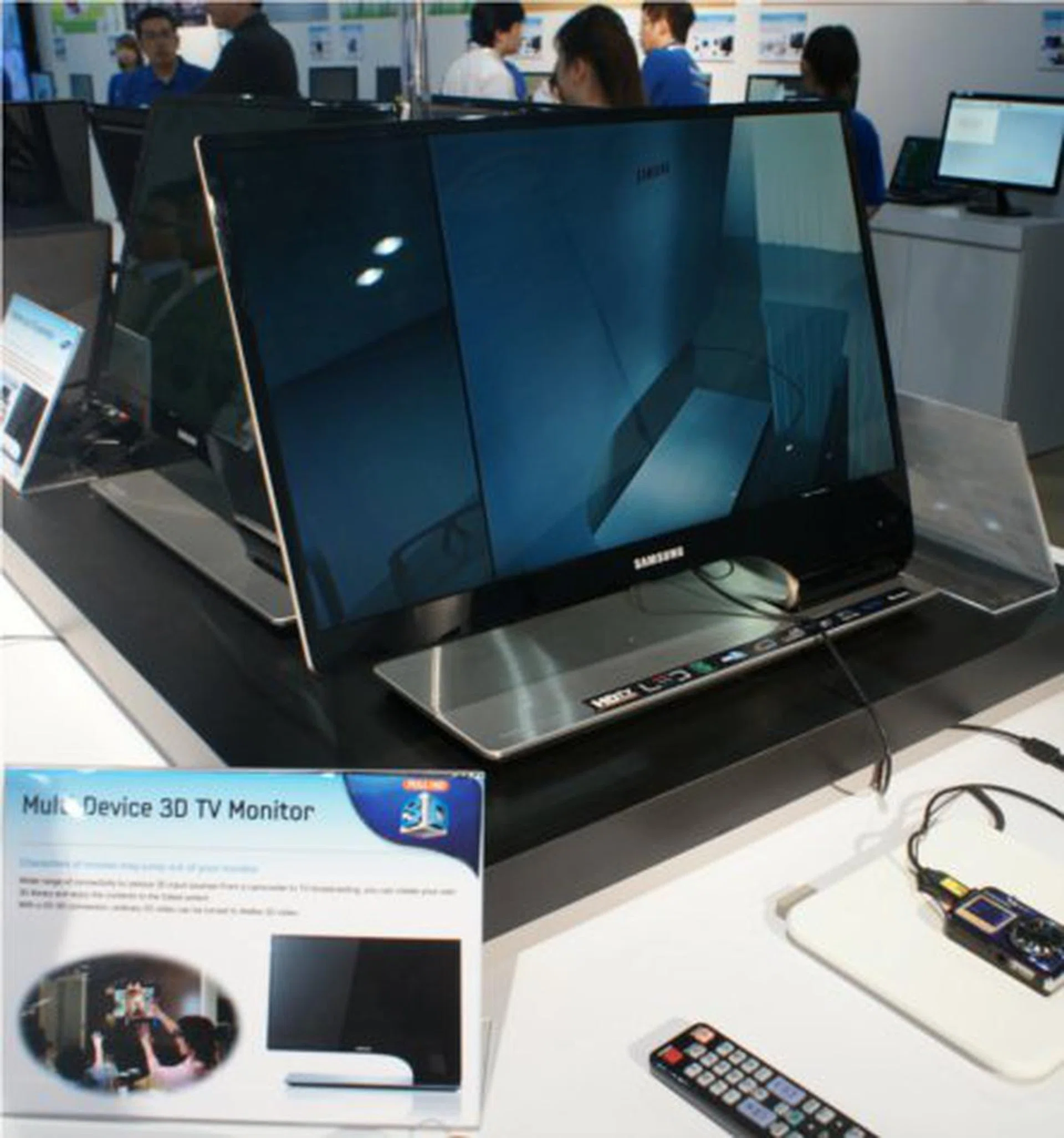 The 3D-capable SA950 monitor shows that symmetry is not the be-all-and-end-all when it comes to looks.