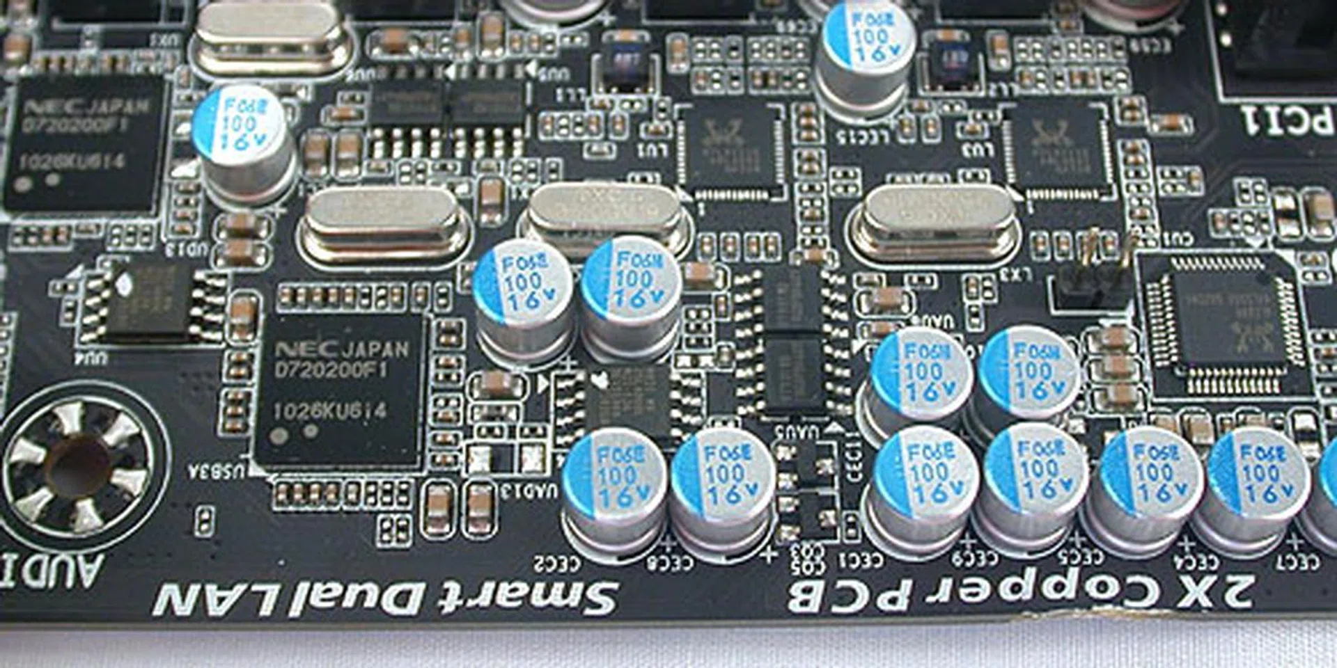 The many onboard controllers clustered behind the PCIe slots, including familiar names like Realtek (LAN and audio) and NEC (USB 3.0).