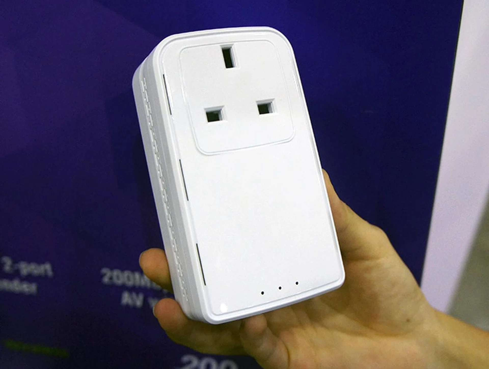 The Sineoji PL1800EP is one of the fastest powerline adapters around and offers up to 1800Mbps data transfer rates. A twin pack costs $149 (U.P: $199).