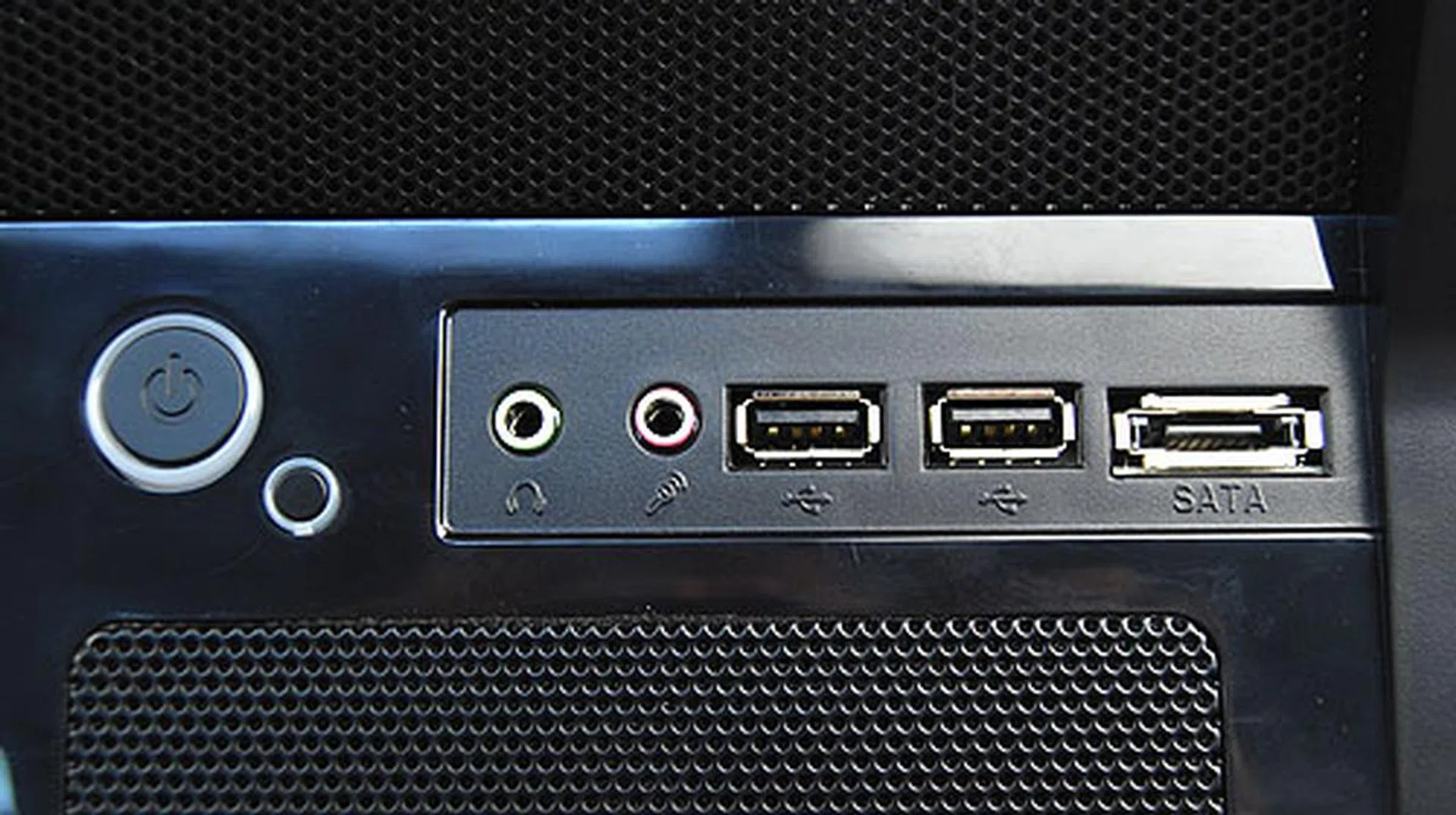 The NZXT M-59 is one of the few casings here to offer an eSATA port on their front I/O panel, apart from the usual twin USB 2.0 ports and headphones and microphone jacks.