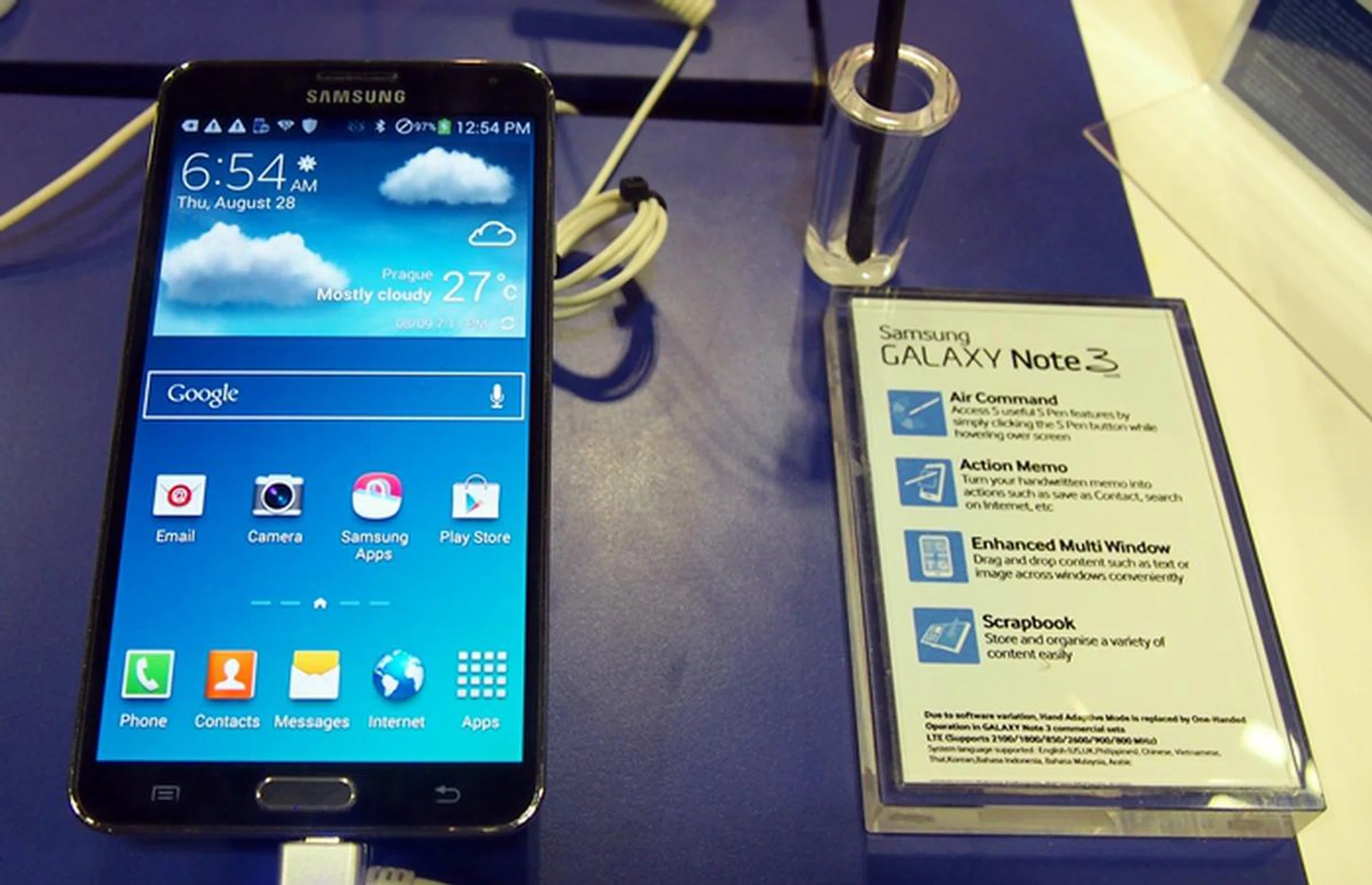 Don't want to carry a tablet and a phone wherever you go? Get the Samsung Galaxy Note 3 for just $838. You get free gifts worth $206, which include a Samsung Battery Pack (9,000mAh), $20 Sync Cafe voucher, and a Samsung S View Cover.