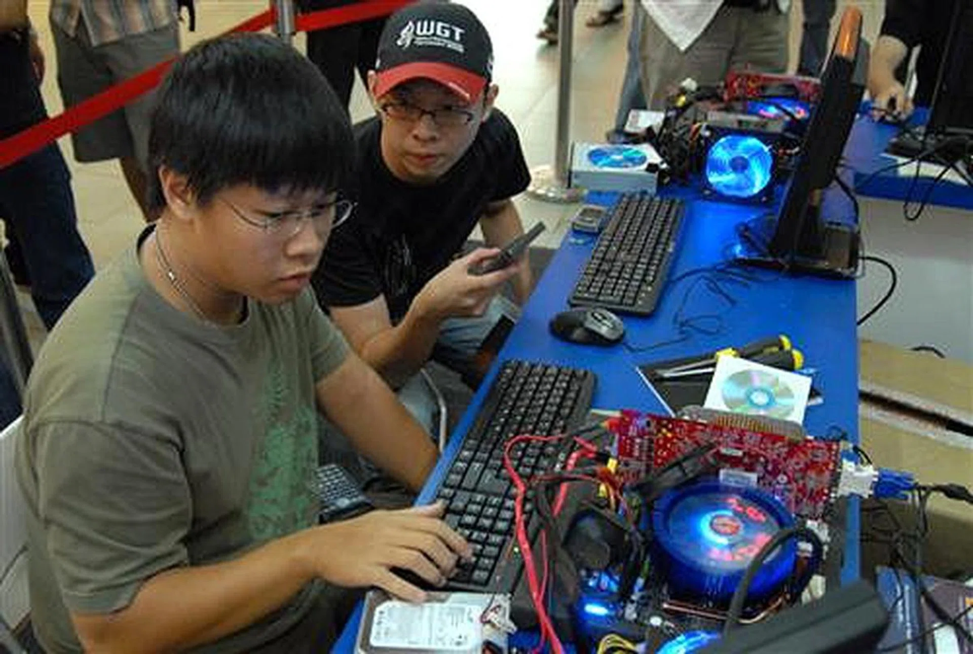  Malaysian overclockers are a close-knit bunch - advice was shared among our six contestants that day.  