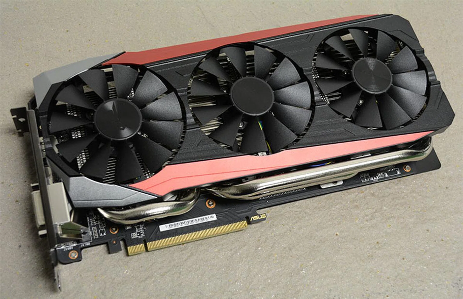 The card is cooled by ASUS' triple-fan DirectCU III cooler.