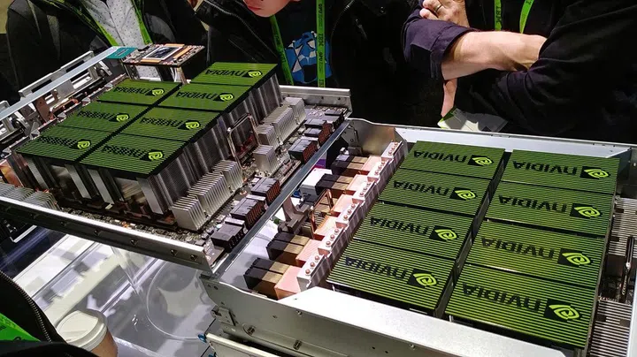 Here's the full view of the DGX-2's top and bottom internal structure laid out. Of course the most eye-catching is the 16 Tesla V100 32GB NVLink GPU modules that give rise to its 2 PFLOPS of compute performance.