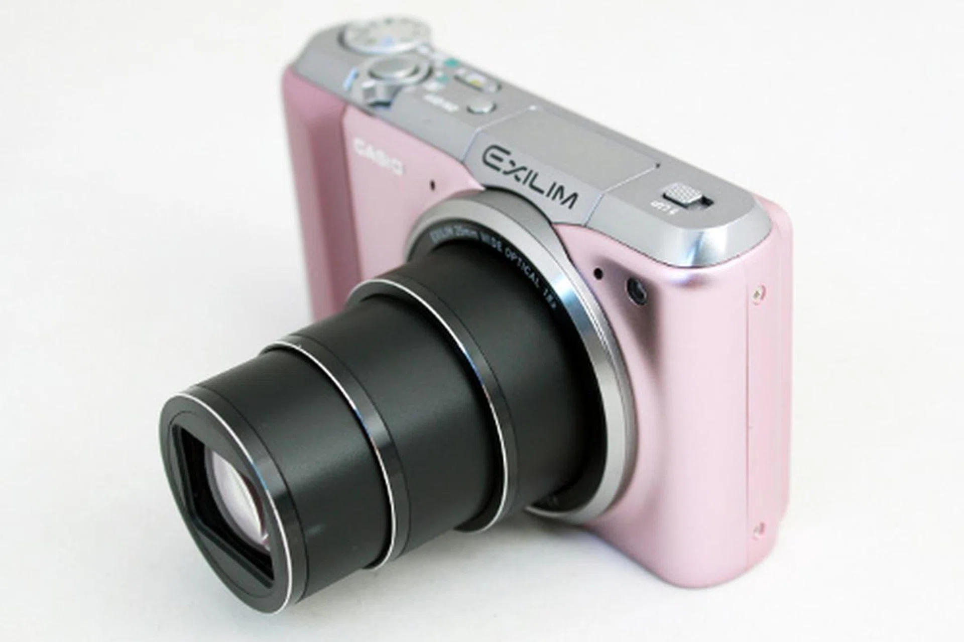 Here's the ZR700 with the lens fully racked out. It's still an acceptable length considering that's 18x optical zoom there.