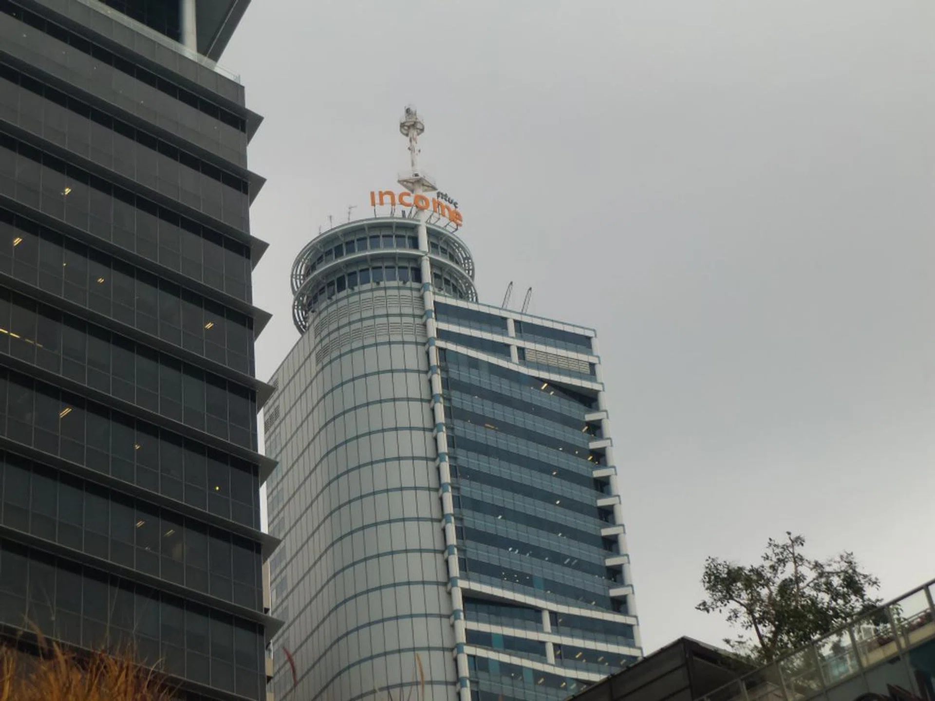 Normal day time shot using Auto mode. <br> f/4.8 at 82.1mm, 1/60 sec, ISO 150