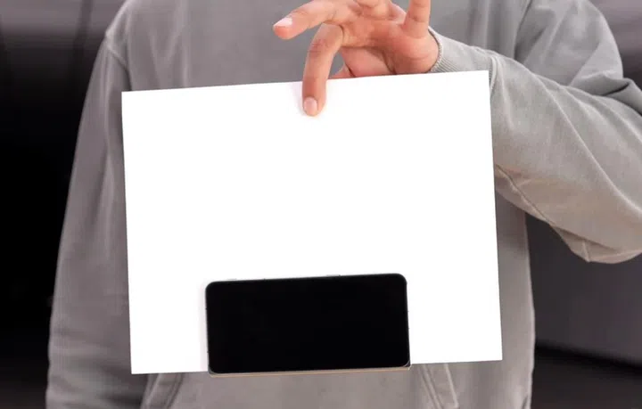 This demonstration shows off the gapless hinge design of the OnePlus Open. <br>Screenshot taken from Unbox Therapy's YouTube "New OnePlus Folding Phone Exclusive First Look".