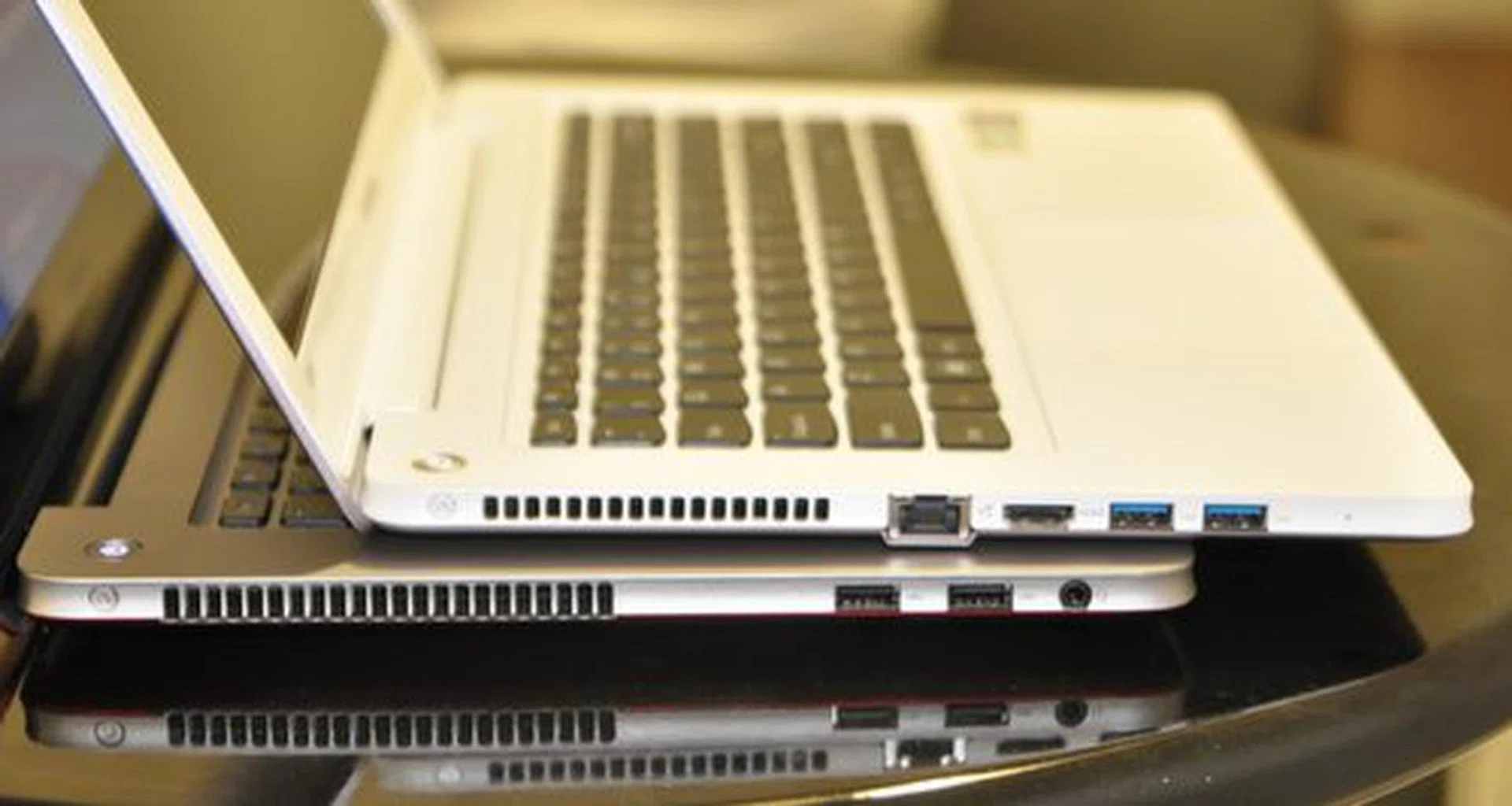 The 18mm thick, 1.6kg U310 (above) has more of its ports on the left side of the machine. It also has an RJ45 port, which looks pretty big alongside the two USB 3.0 ports and the HDMI port. The 21mm thick, 1.7kg U410 only has two USB 2.0 ports and an audio jack on its left side.