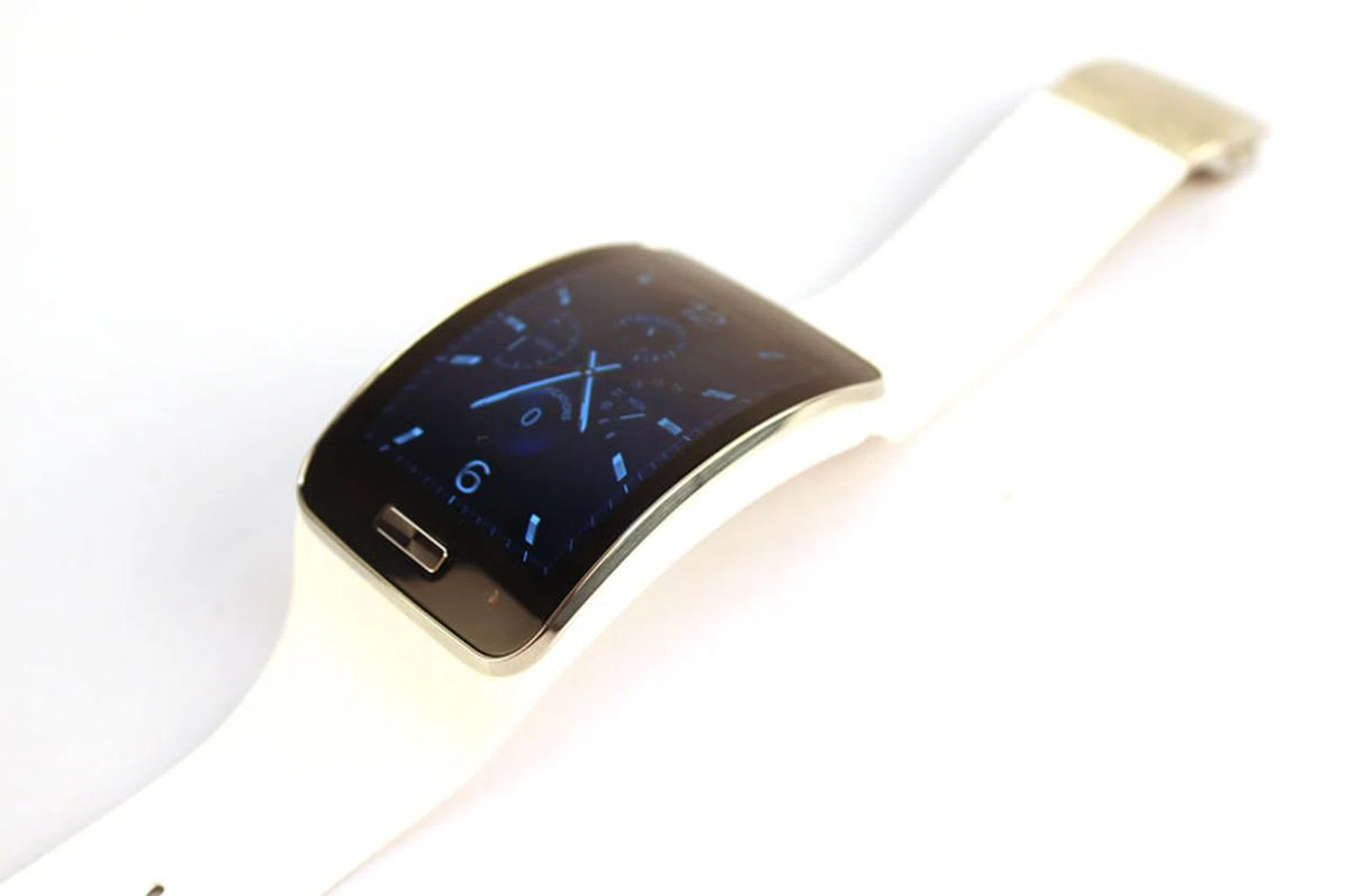 The Gear S looks more like a bangle than a watch.