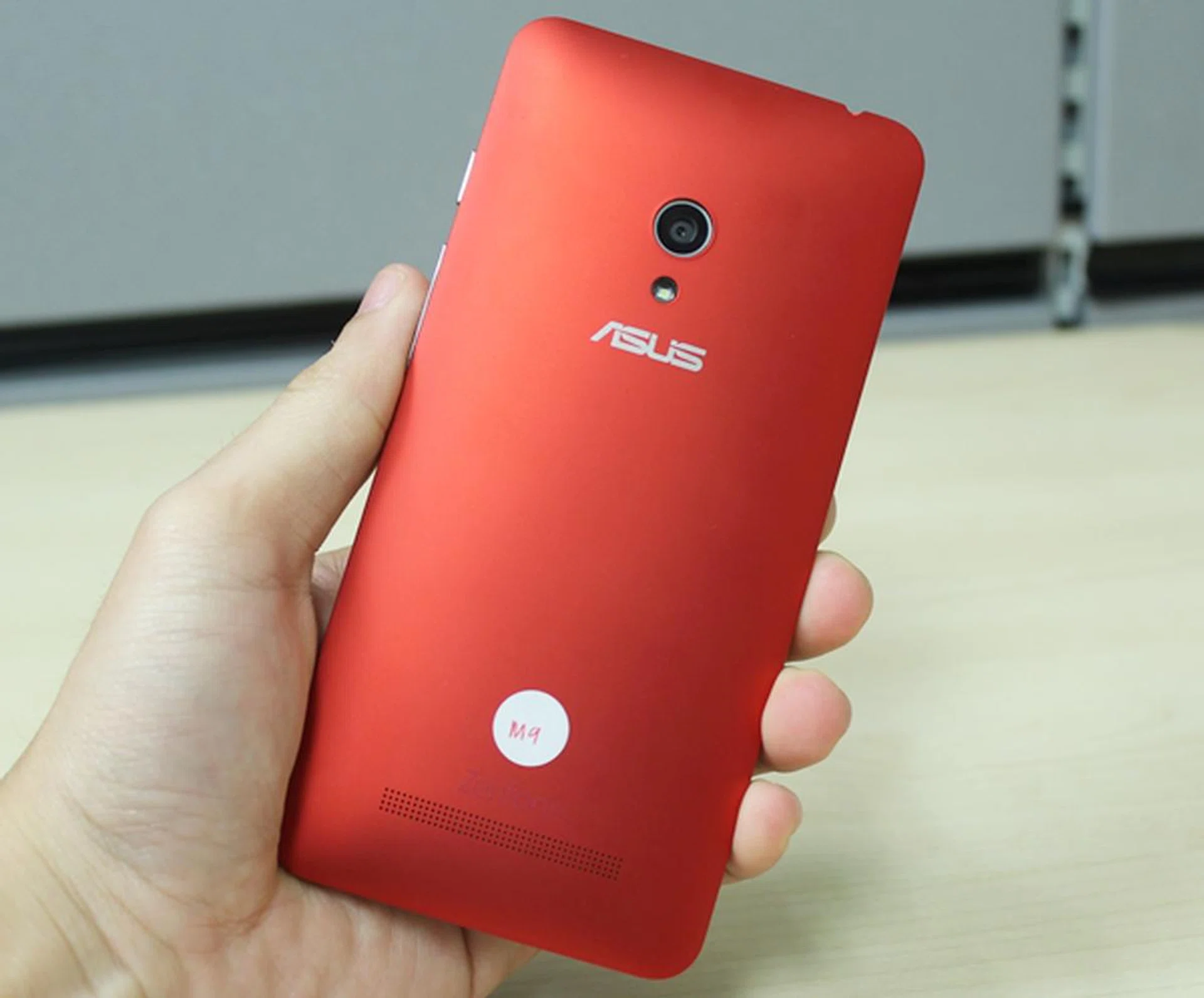 The ASUS ZenFone 5 LTE not only feels great in the hand, it also looks stunning in red.